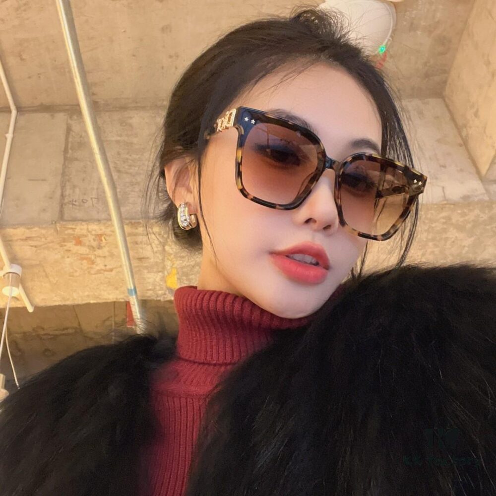 DIOR 2024 Square Frame D Asymmetrical Letter Design Fully Paved with Micro Diamonds 💎 Classic Timeless Square Shape with Star Accents Trending Fashion Sunglasses