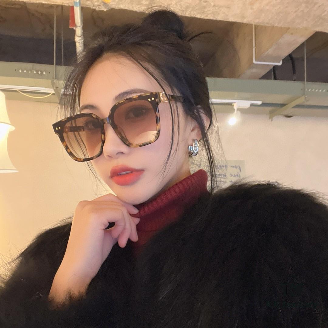 DIOR 2024 Square Frame D Asymmetrical Letter Design Fully Paved with Micro Diamonds 💎 Classic Timeless Square Shape with Star Accents Trending Fashion Sunglasses