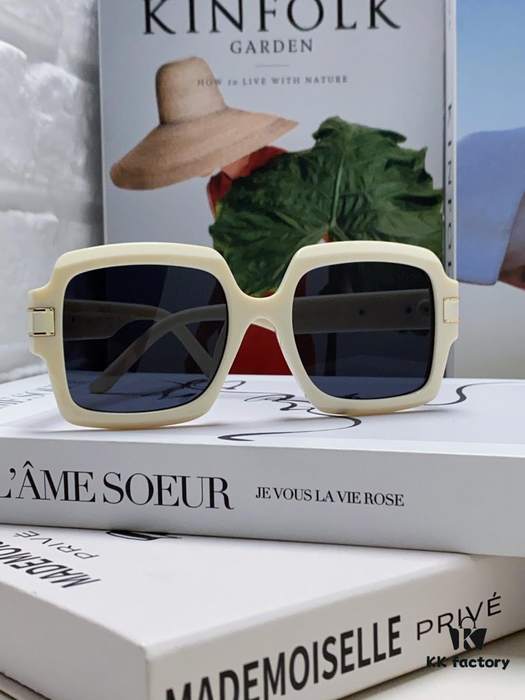 DIOR Street Snap Retro Stylish and Avant-garde Signature Unisex Square Sunglasses