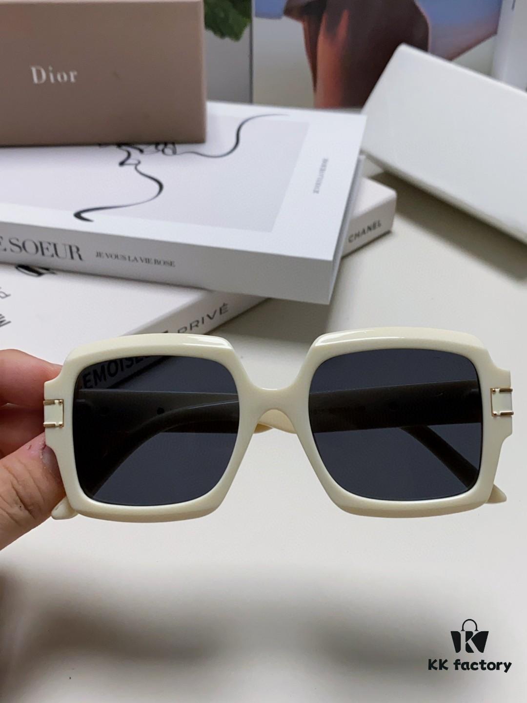 DIOR Street Snap Retro Stylish and Avant-garde Signature Unisex Square Sunglasses