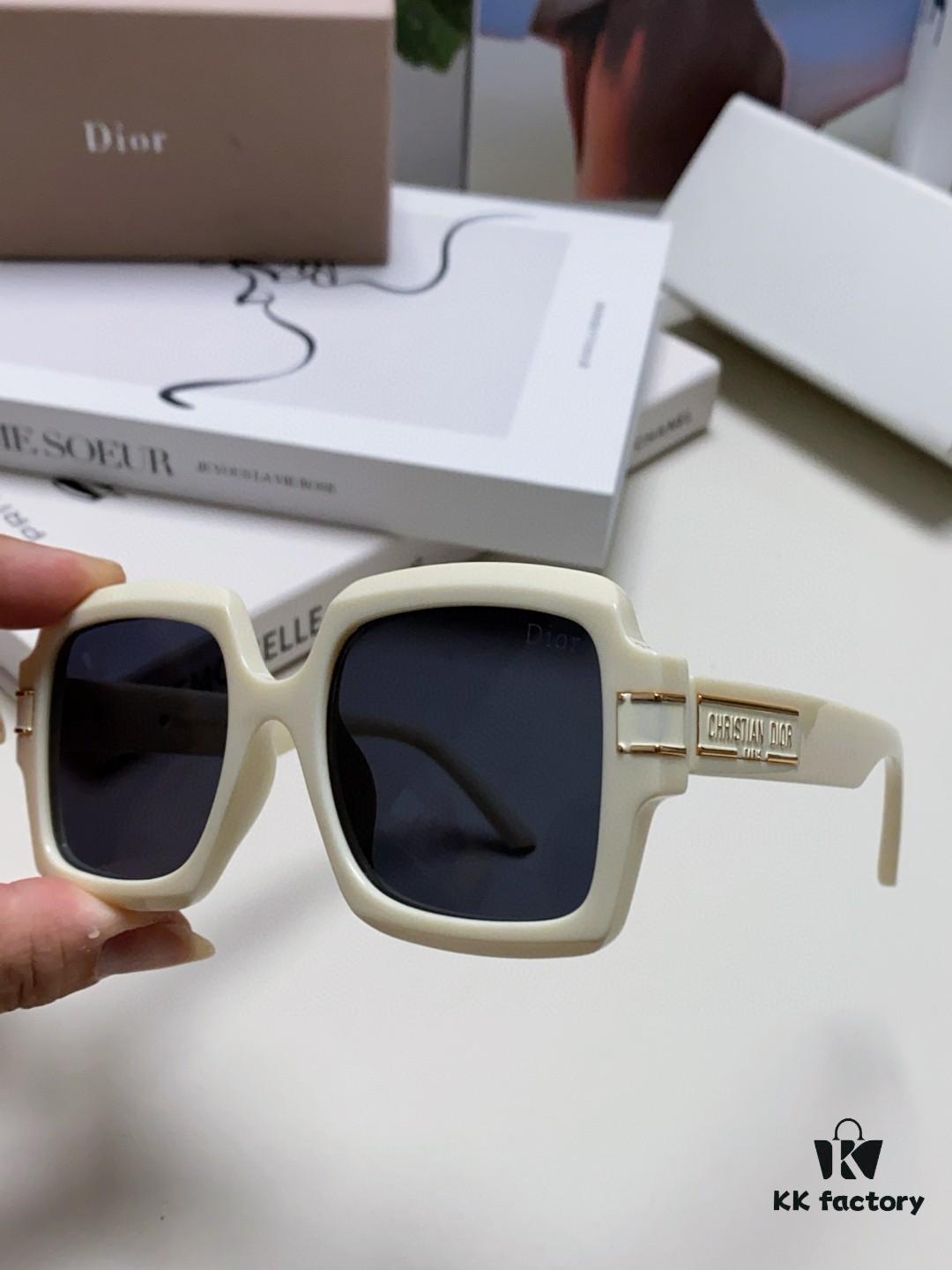 DIOR Street Snap Retro Stylish and Avant-garde Signature Unisex Square Sunglasses