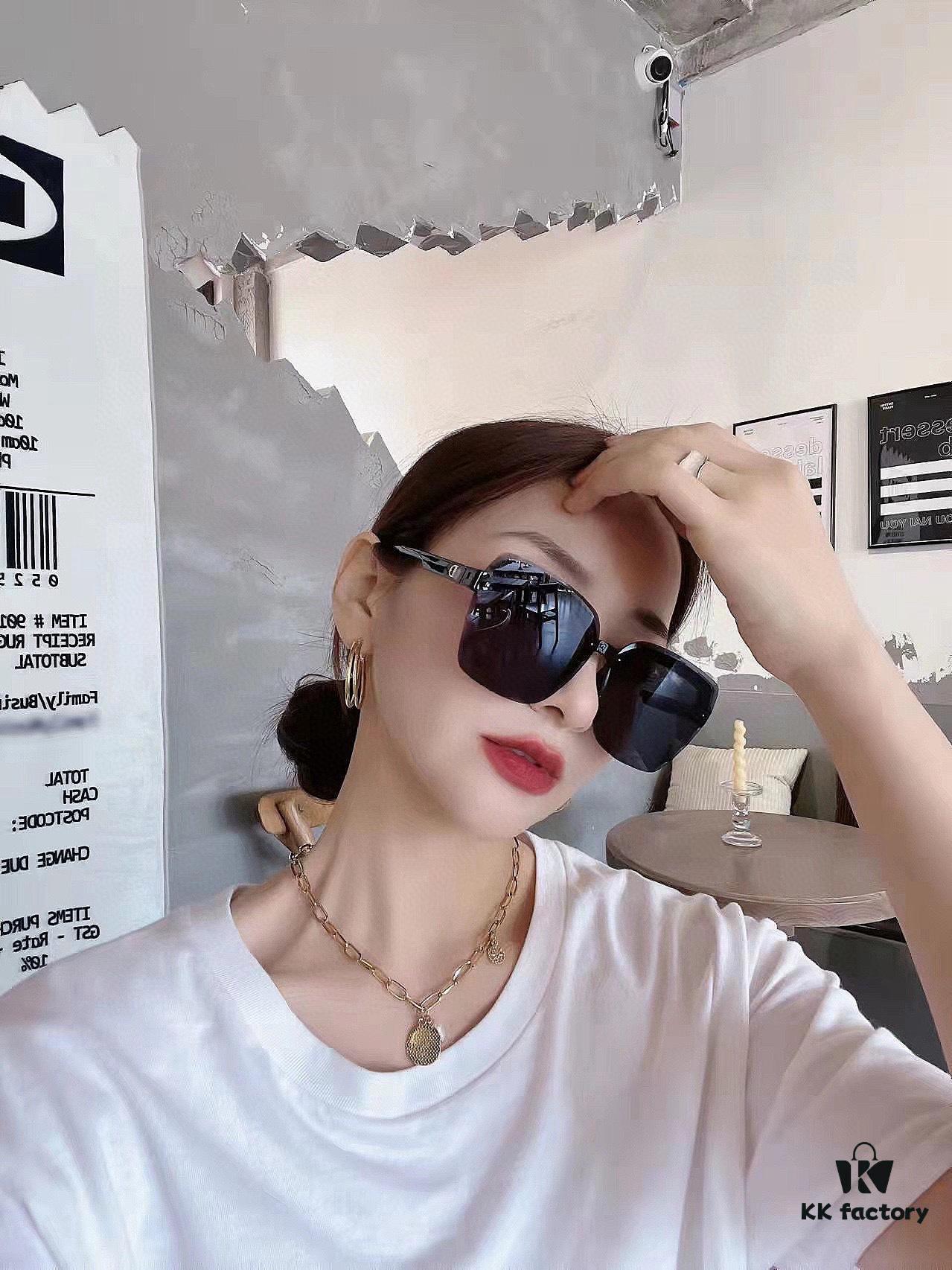 DIOR 2024 Spring New Arrival Square Sunglasses, Favored by Influencers for Their Stunning Look and Premium Metal Finish