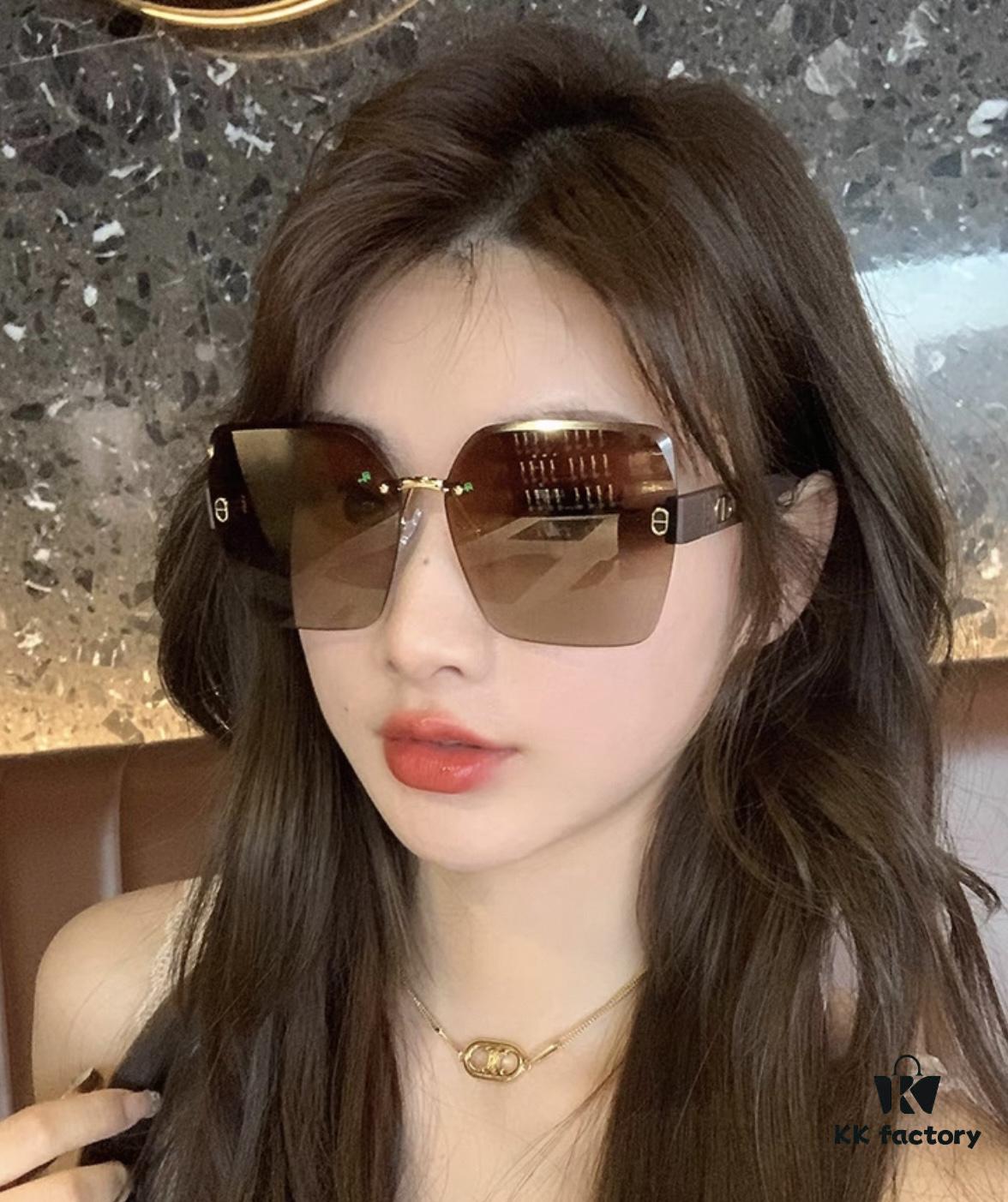 DIOR 2025 Spring New Arrival Trendy Fashion Square Frame Sunglasses High-Quality Comfortable Fit Influencer Style Women's HD Sunglasses 🕶️ High-Quality TR Frame Model: CD9770