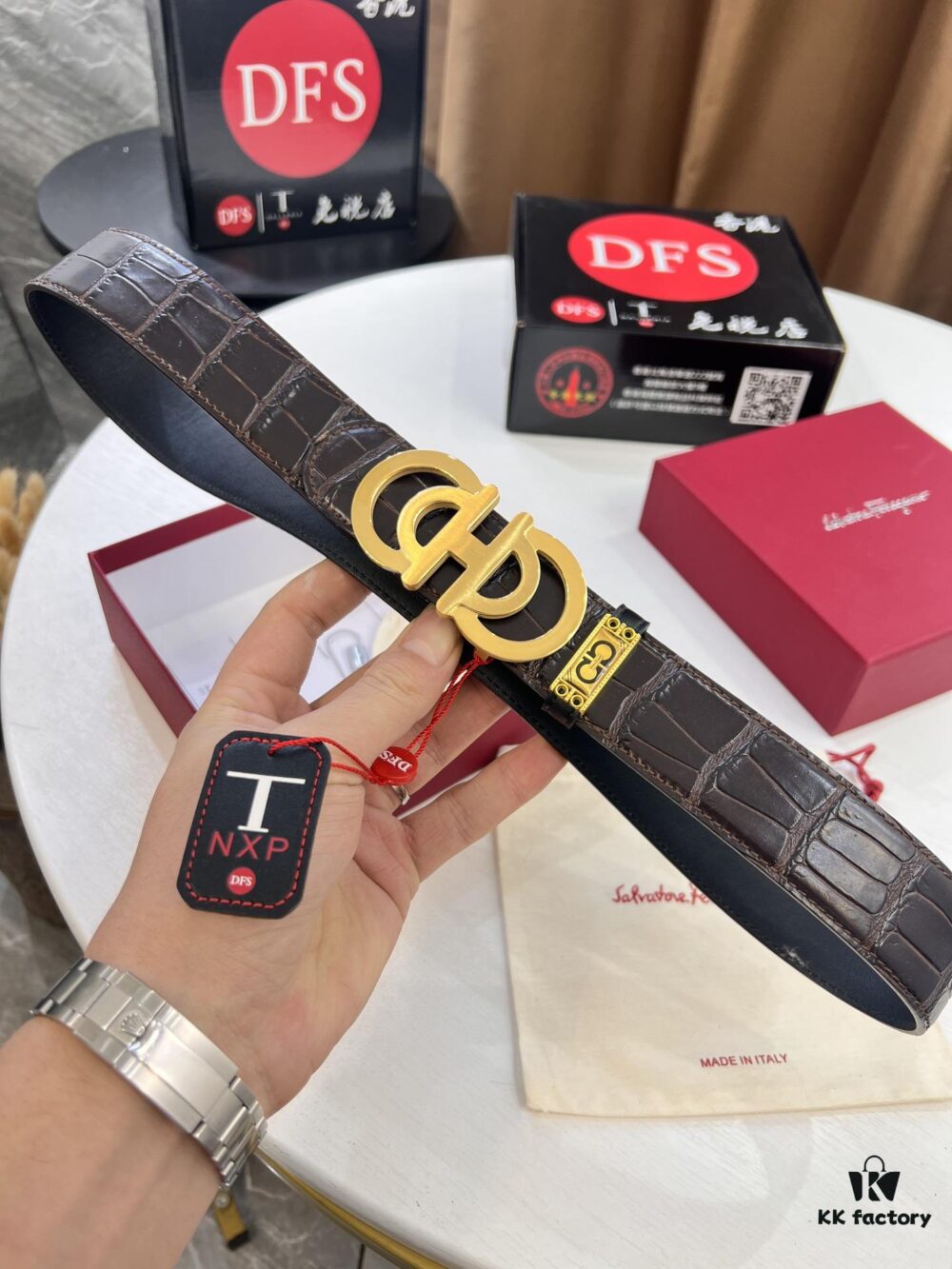 Top-tier Salvatore Ferragamo Men's Crocodile Pattern Leather Belt, Hong Kong Duty-Free Gift Box, Original 8-Shaped Hardware, Genuine Logo Stamp, German Manufactured