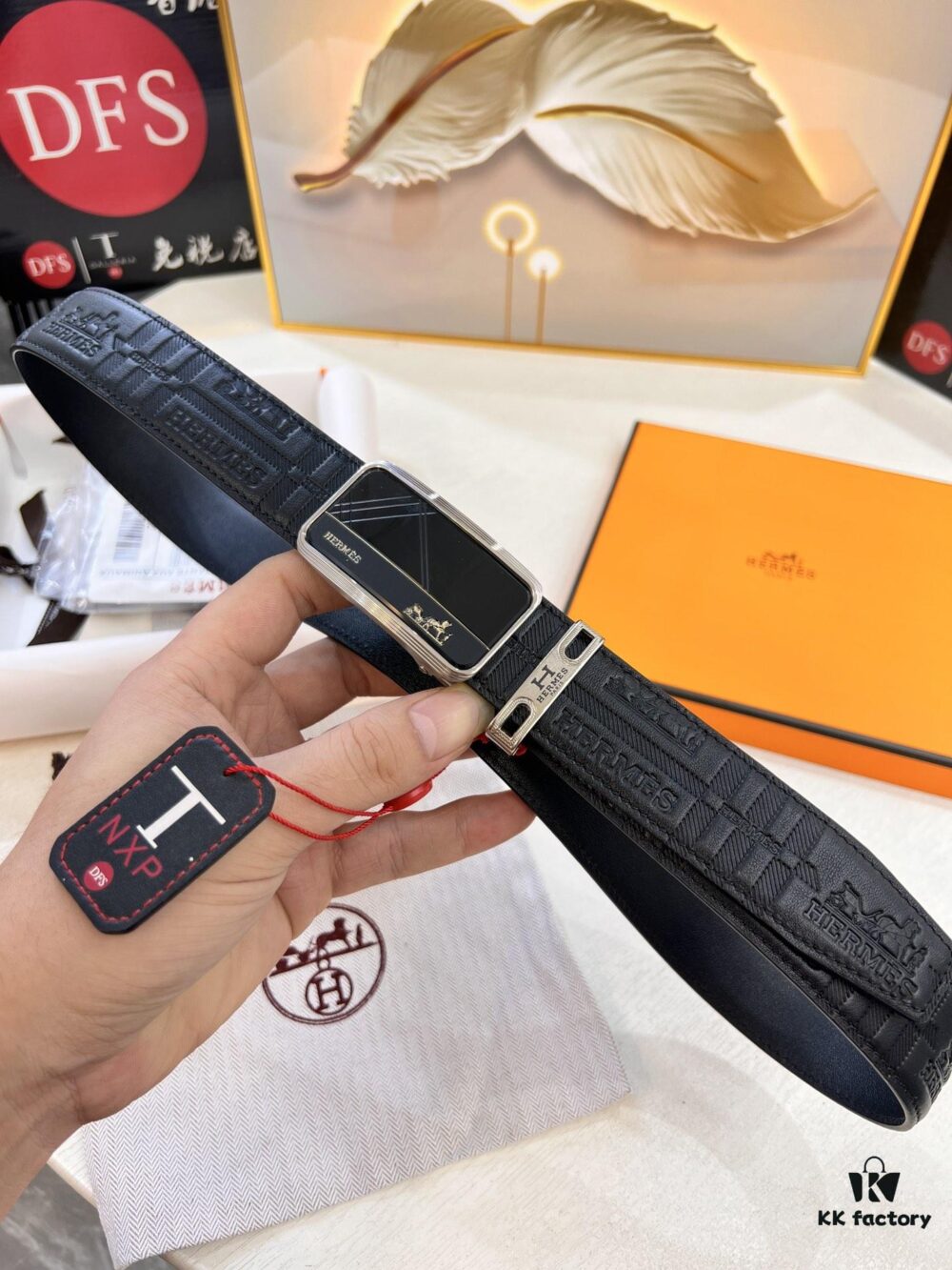 Hermes HH Original Factory Order. Hong Kong Duty-Free T Gift Box (NXP Hangtag with Official Website Recognition, Authentic Anti-Counterfeit Chip). Genuine Mold, Stainless Steel H Buckle, Automatic Closure Hardware: Top-Tier Belt, Inspection Supported. Italian Custom Imported Embossed Full-Grain Calfskin, Self-Adjusting Teeth, Soft Touch, Fashion Show Style, Premium Duty-Free Proxy Grade. Comparable to Authentic, High-Definition Photo and Video Available. 3.5cm Width. Guaranteed Quality and Quantity.