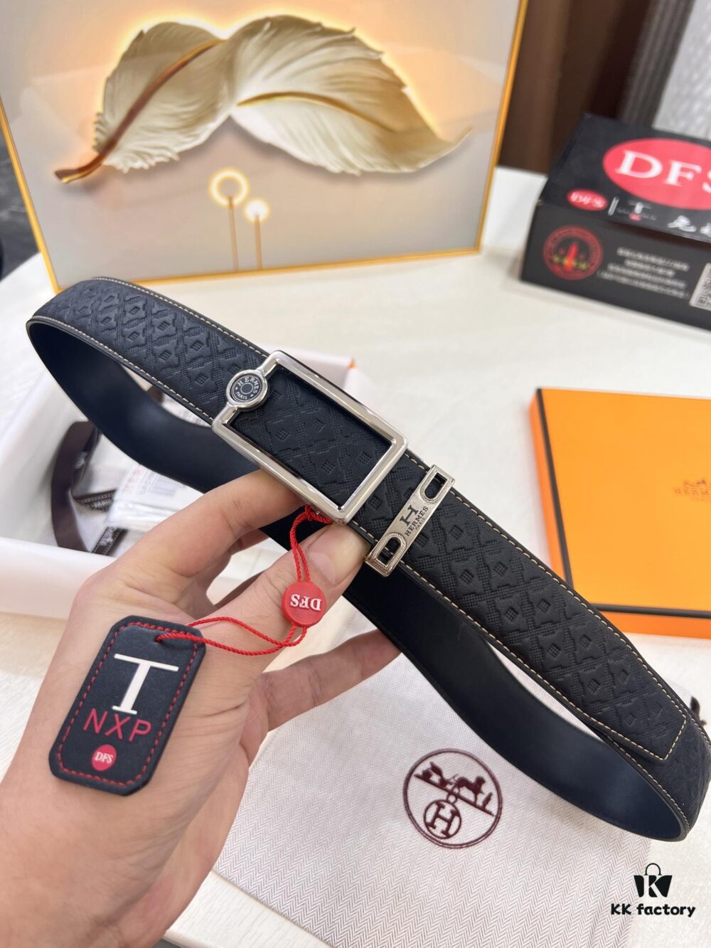 Hermès HH Original Factory Order. Hong Kong Duty-Free T Gift Box 🎁 (NXP Hangtag with Official Website Recognition, Genuine Anti-Counterfeit Chip) Precision Molded, Stainless Steel H Buckle, Automatic Closure Hardware: Top-Tier Leather Belt Suitable for Authentication