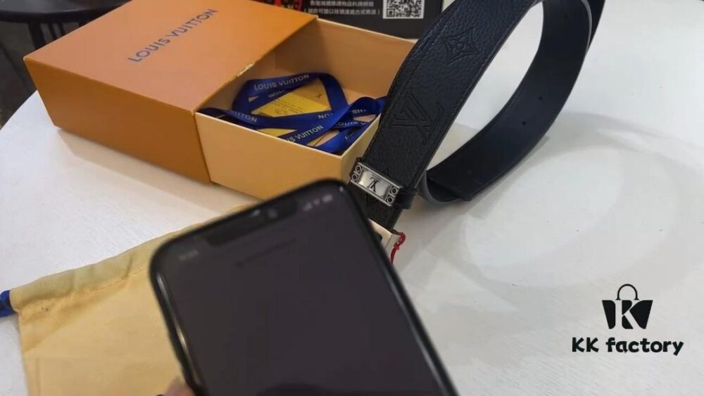 LV New Arrival Embossed Leather Belt, Fashionable Casual Reversible Style