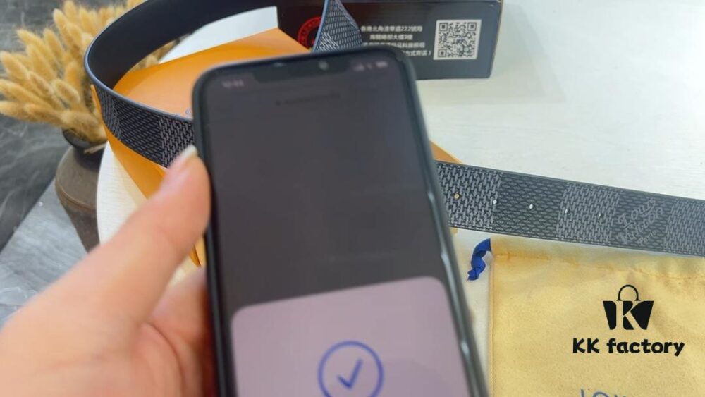 LV New Checkered Leather Belt, Fashion Casual Style with Video Anti-Counterfeit Sensing Network Access