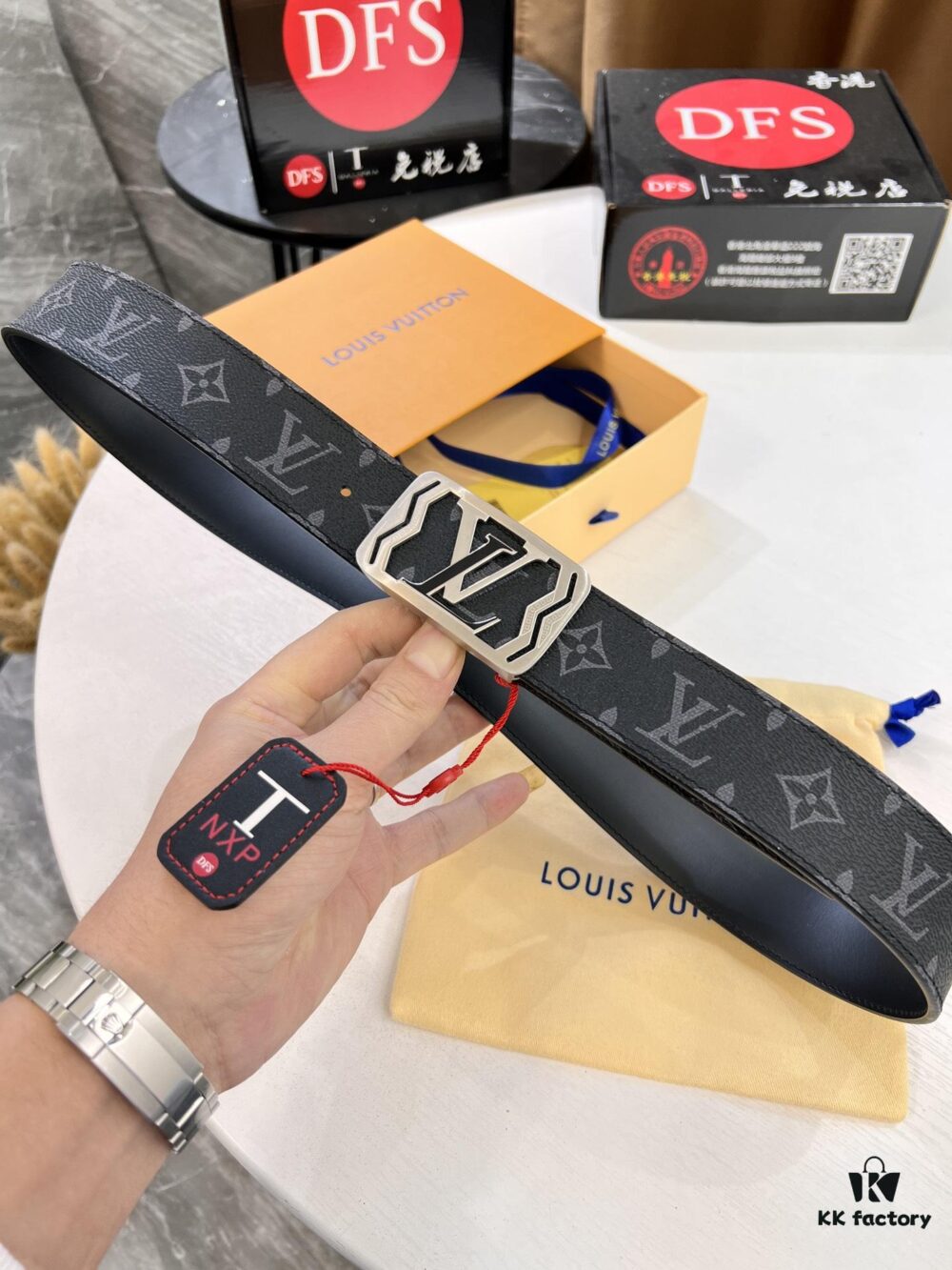 LV Men's Belt, Latest Design, ZP Molded, Synchronized with Original Monogram Fabric, Full-Grain Cowhide Leather, 4.0cm Width, Premium Quality with NXP Anti-Counterfeit Chip