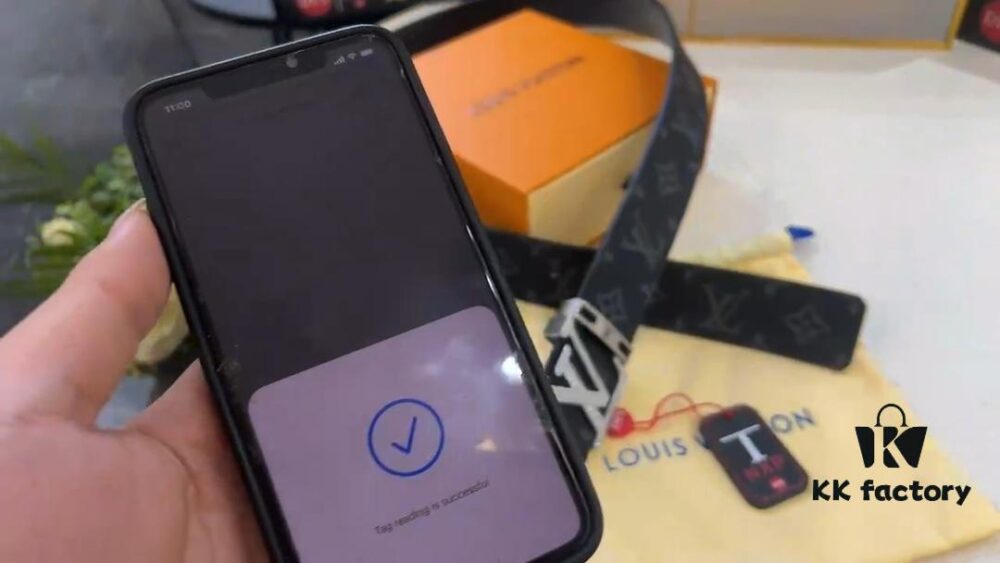 LV New Checkered Leather Belt, Fashion Casual Style with Video Anti-counterfeiting Induction Network