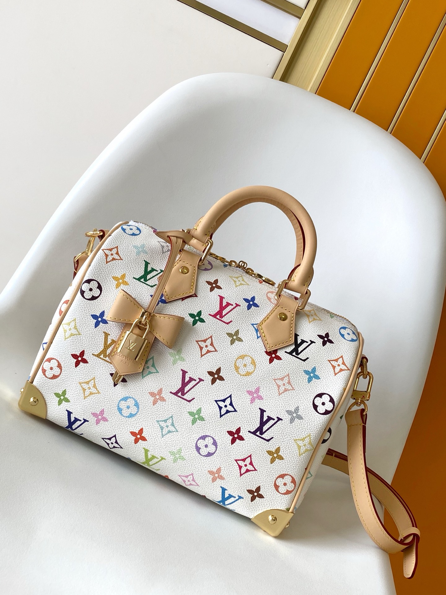 Louis Vuitton The M13085 Speedy Bandoulière 25 handbag features the classic Monogram pattern.
