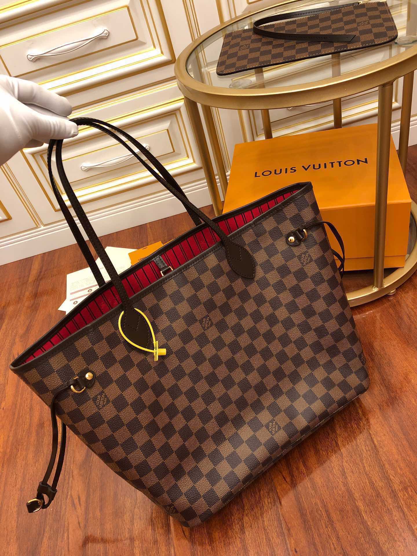 Louis Vuitton The leather is Grade A Italian leather sourced from the manufacturing factory.
