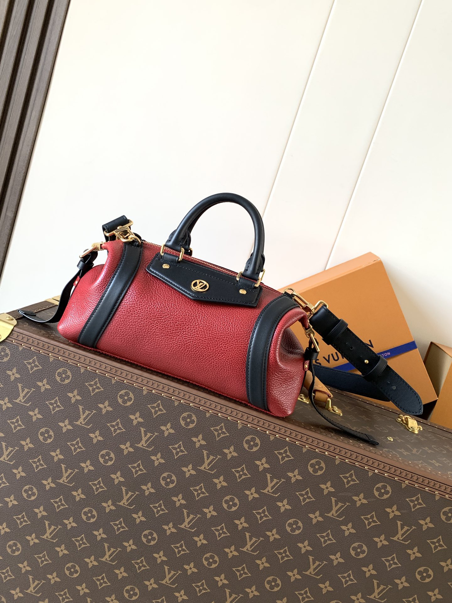 Louis Vuitton Part of the Spring/Summer 2025 Collection, the Nano LV Rider bag combines pixelated grained lambskin with elements of smooth cowhide.