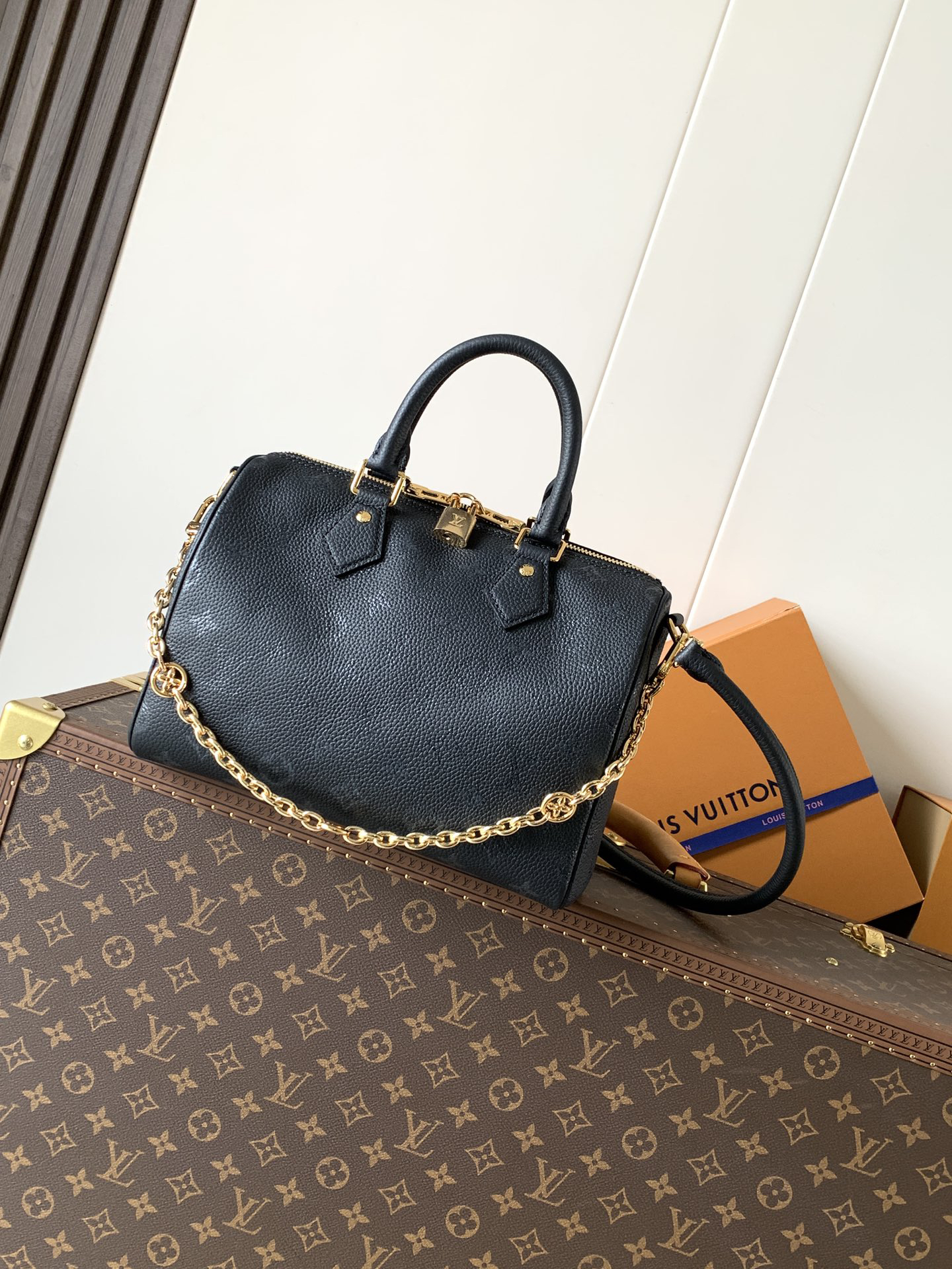 Louis Vuitton This Speedy Bandoulière 25 handbag is crafted from cowhide leather, offering a pillow-like soft touch.