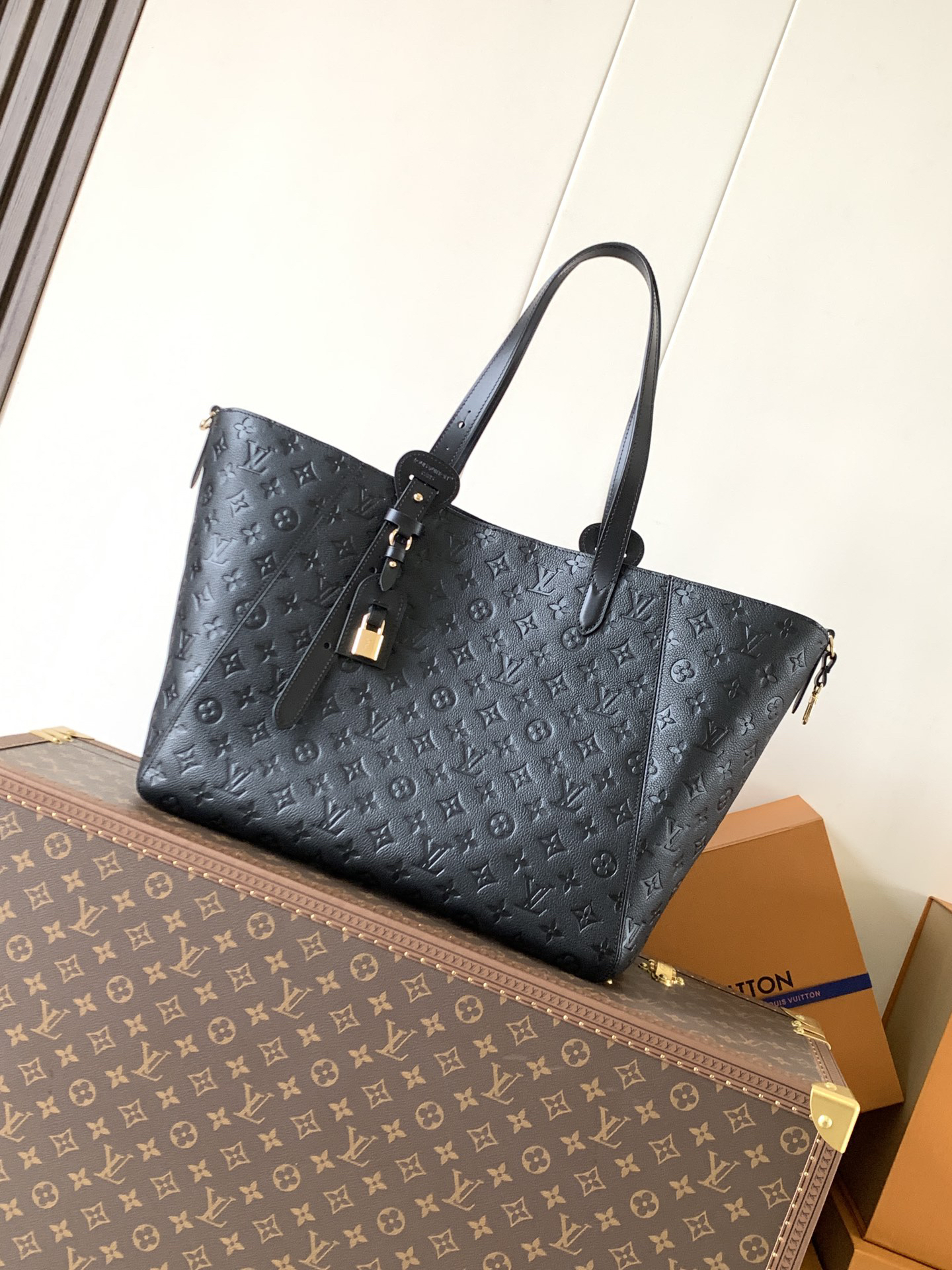Louis Vuitton True to its name, this medium-sized "All In One" handbag is designed to be versatile, effortlessly transforming into either a tote or a Hobo bag.