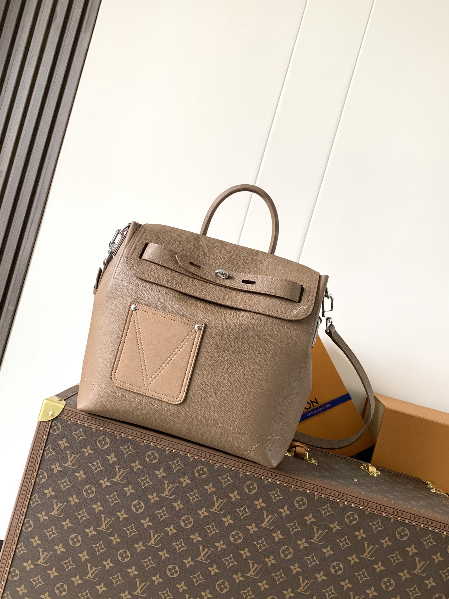 Louis Vuitton This Steamer 30 bag reimagines the century-old classic Steamer—a style that has remained popular for a hundred years—in LV Touch cowhide.