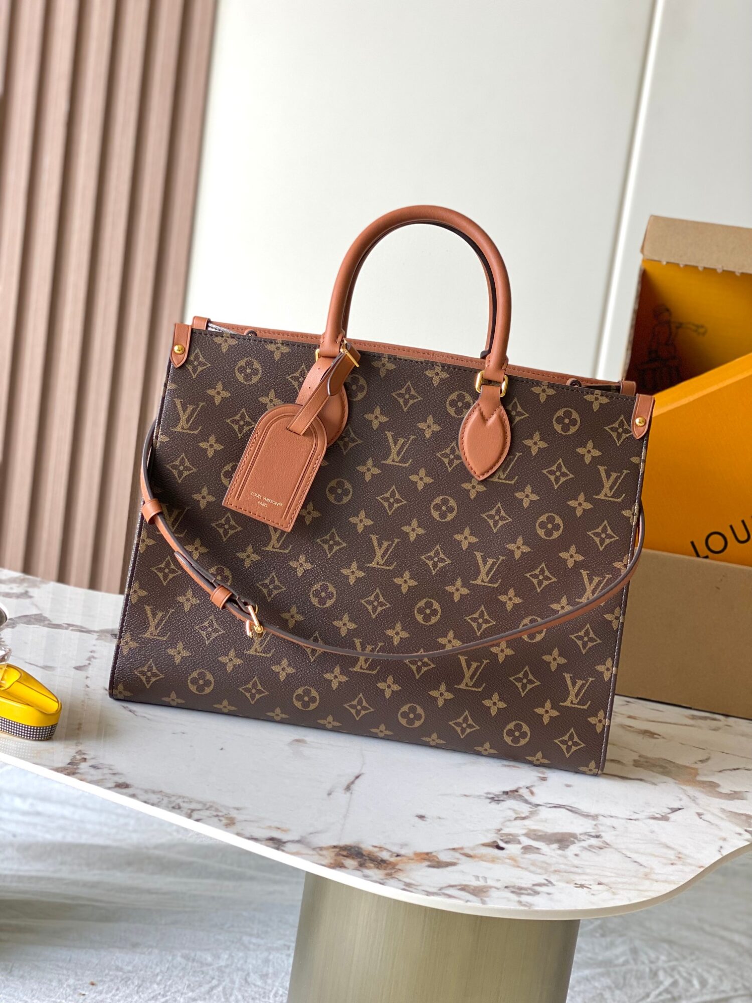 Louis Vuitton This ONTHEGO ORGANIZER handbag