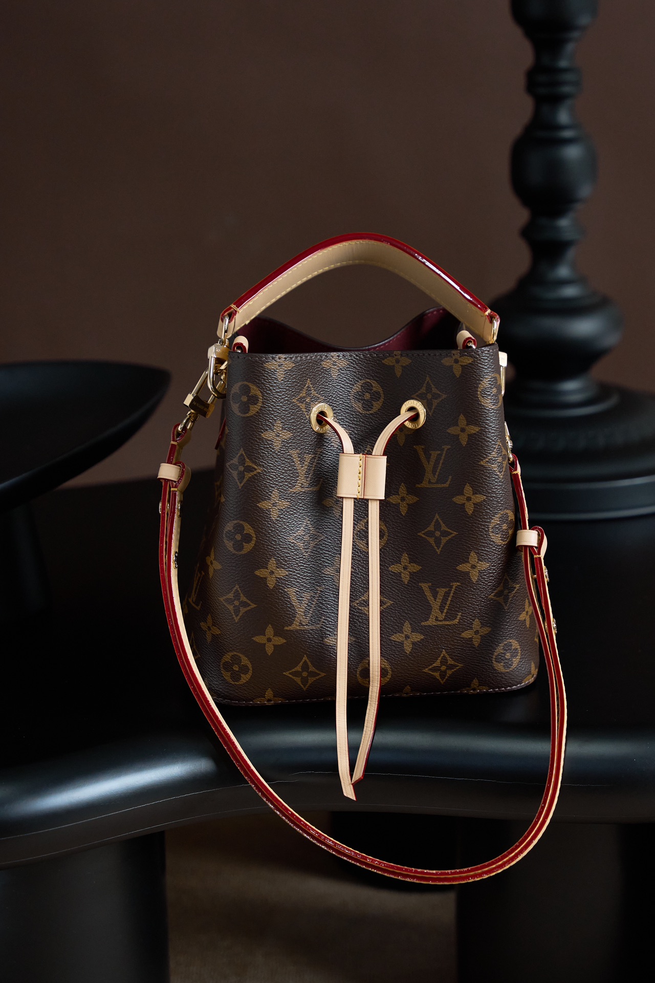 Louis Vuitton This model features custom craftsmanship inspired by Italian manufacturing standards, dynamic rolling code technology, and exclusive factory-original fabrics.