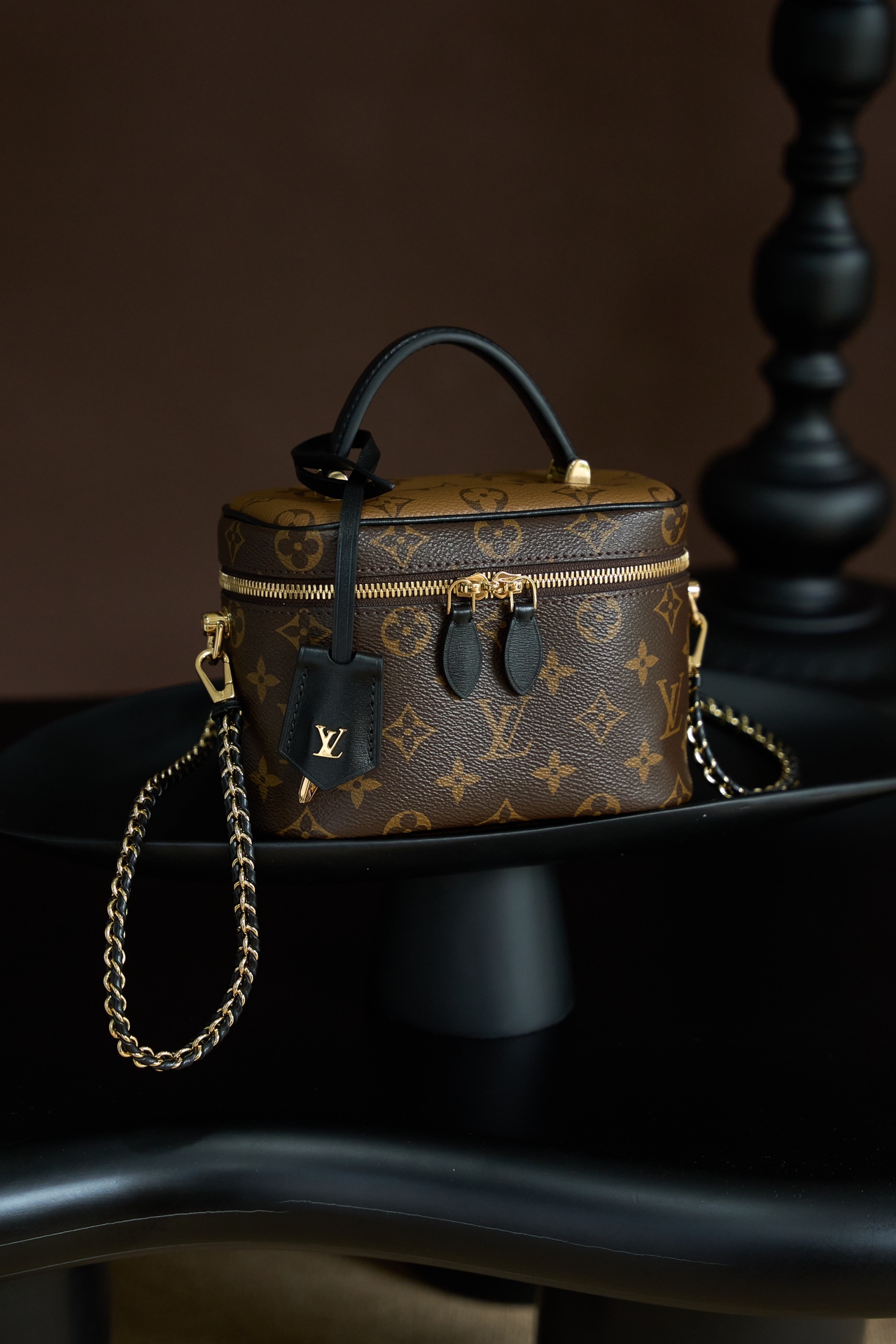 Louis Vuitton This model features custom craftsmanship inspired by Italian manufacturing standards, dynamic rolling code technology, and exclusive factory-original fabrics.