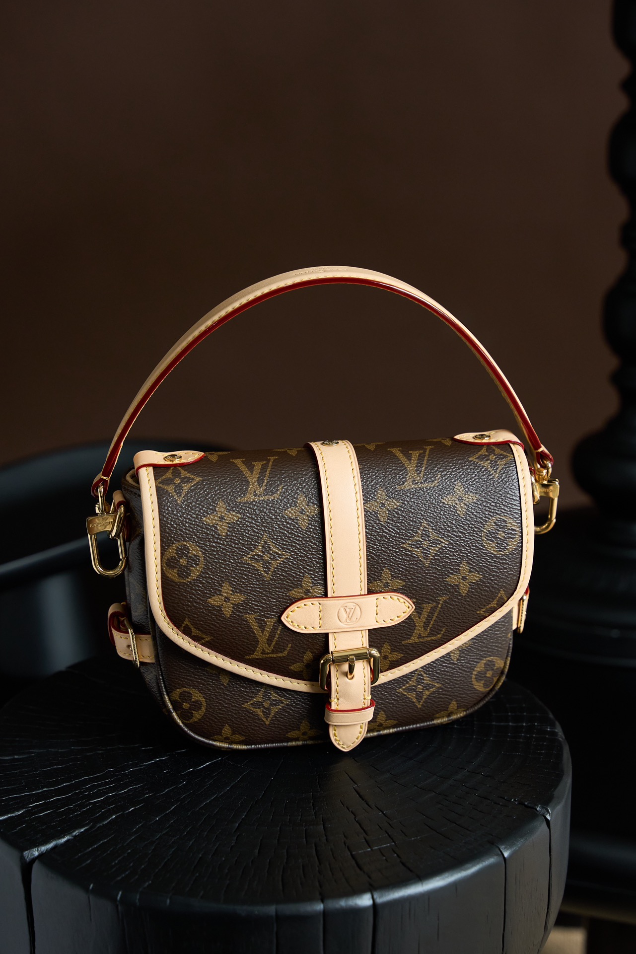 Louis Vuitton This model features custom craftsmanship inspired by Italian manufacturing standards, dynamic rolling code technology, and exclusive factory-original fabrics.