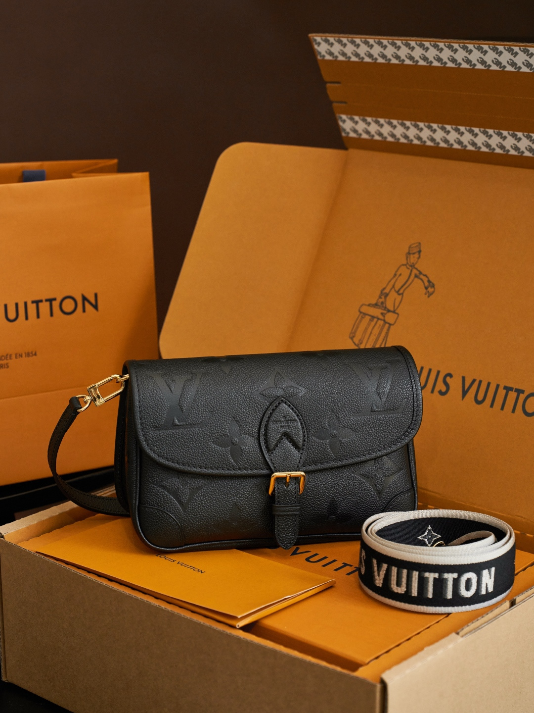 Louis Vuitton This model features custom craftsmanship inspired by Italian manufacturing traditions, dynamic rolling code technology, and exclusive fabrics sourced directly from the original manufacturer.