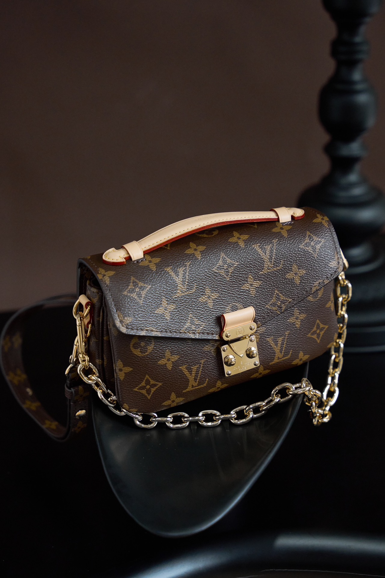 Louis Vuitton This model features custom craftsmanship inspired by Italian manufacturing standards, dynamic rolling code technology, and exclusive factory-original fabrics.