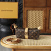 Louis Vuitton The Pochette Mia lunchbox bag delivers a stunning visual impact, exuding an air of vintage chic that is off the charts. Its magnetic S-lock clasp serves not only as a decorative accent but also as a symbol of exquisite craftsmanship and quality.