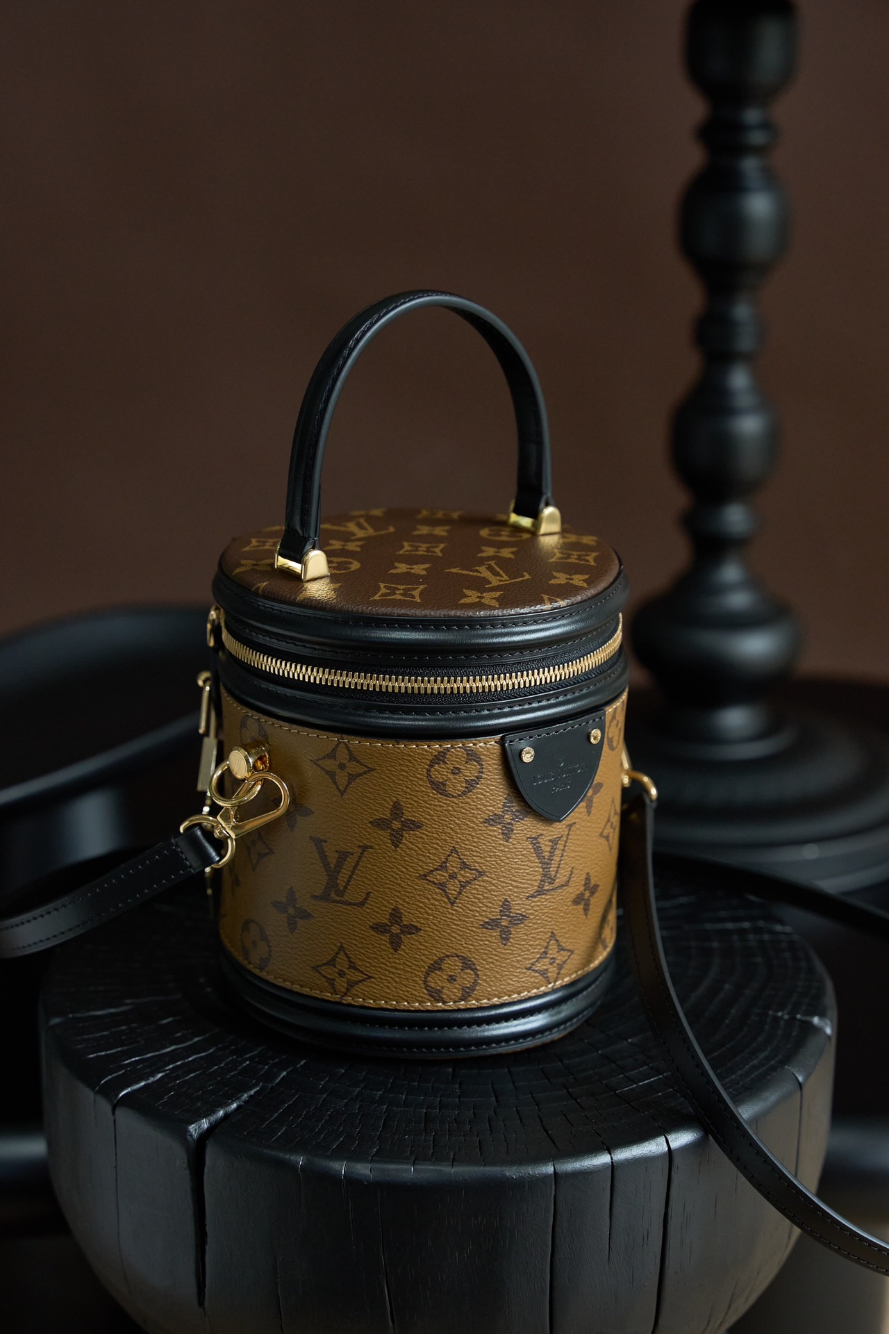 Louis Vuitton This model is crafted using custom French manufacturing techniques and features a dynamic rolling-code chip; it utilizes authentic, model-specific fabric and exclusive, original-spec hardware—constructed from all-steel with a light gold electroplated finish—ensuring perfect color and finish consistency.