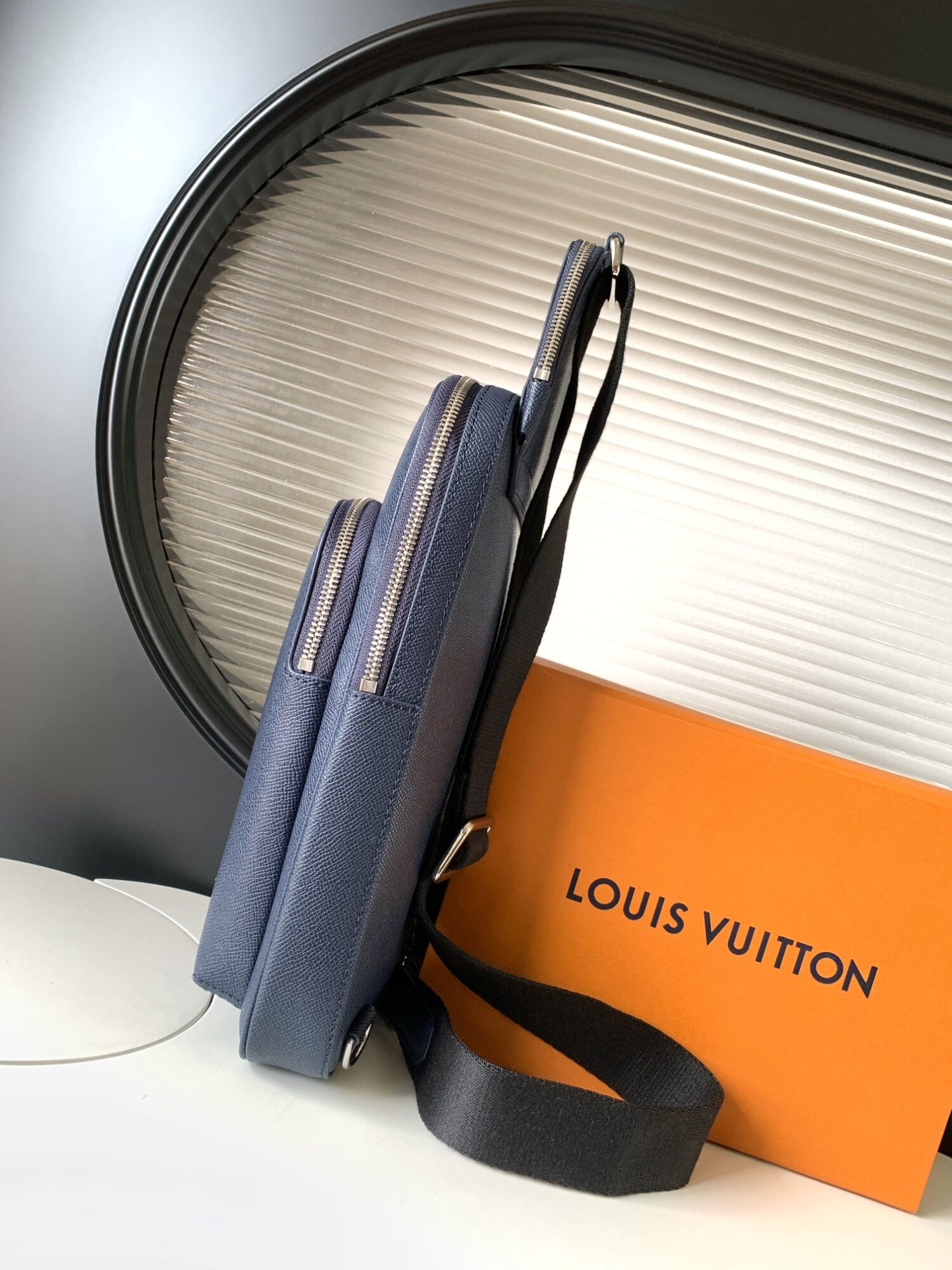 Louis Vuitton M30971 Midnight Blue This Avenue shoulder bag is made of Taïga cowhide leather.