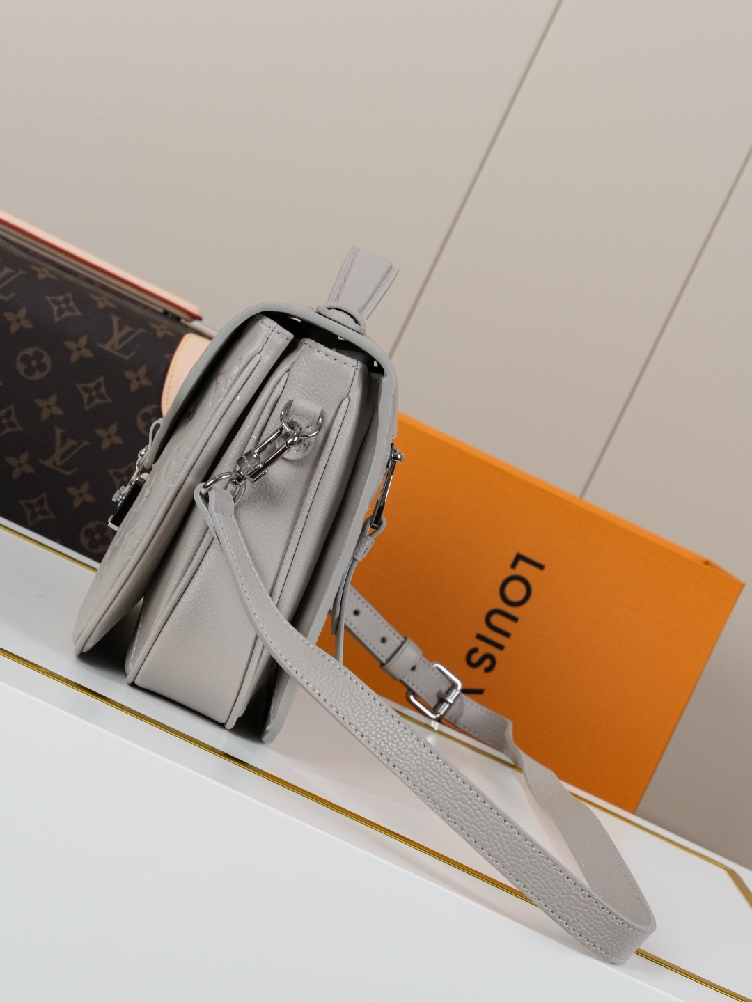 Louis Vuitton The Pochette Métis handbag interprets classic collegiate style through a design that is understated yet full of ingenious details.