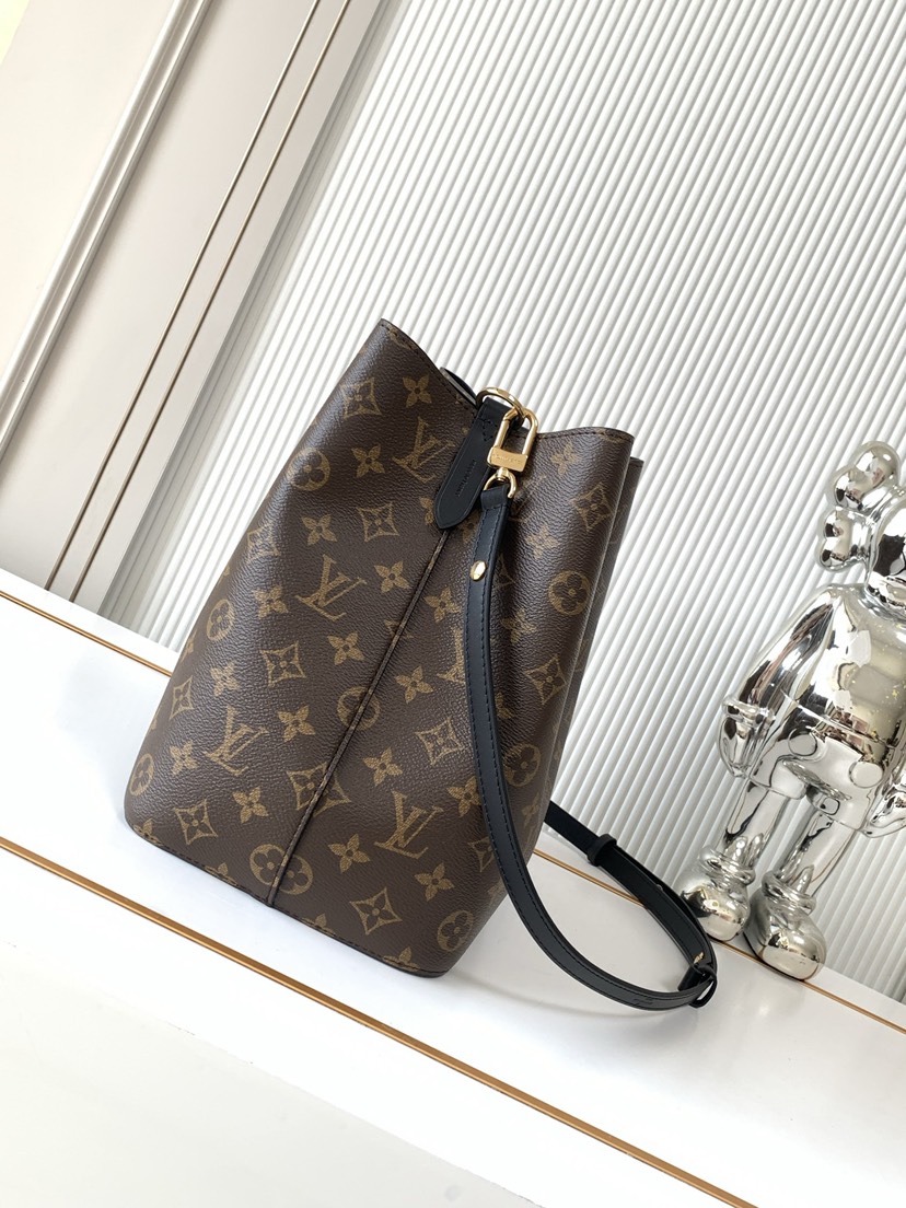 Louis Vuitton This NéoNoé bucket bag draws inspiration from Gaston-Louis Vuitton in 1932.