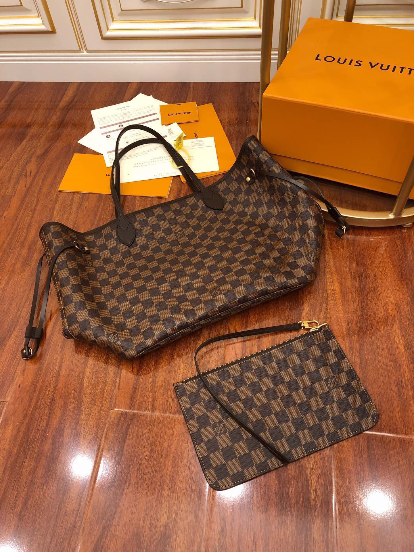 Louis Vuitton The leather is Grade A Italian leather sourced from the manufacturing factory.