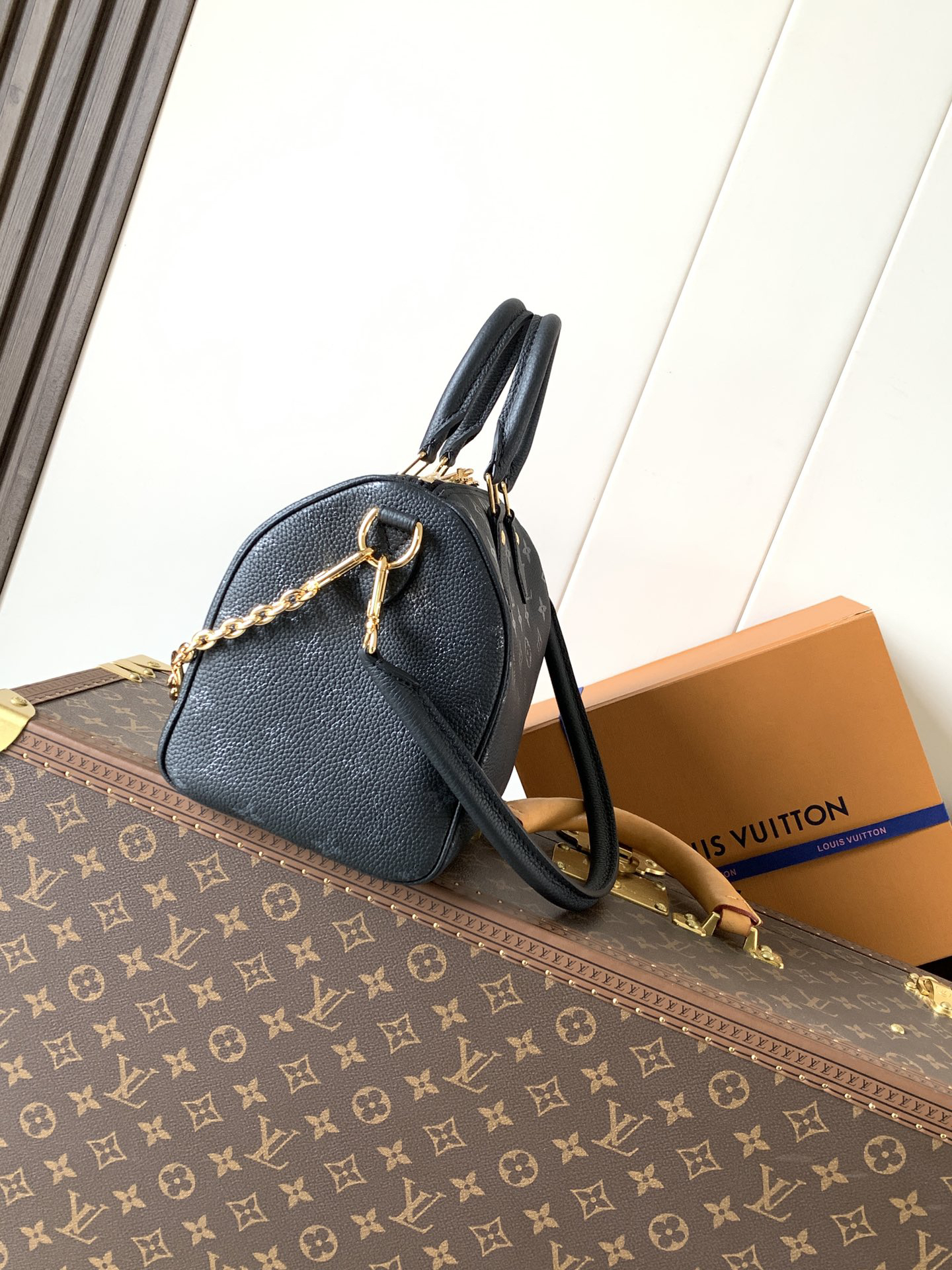 Louis Vuitton This Speedy Bandoulière 25 handbag is crafted from cowhide leather, offering a pillow-like soft touch.