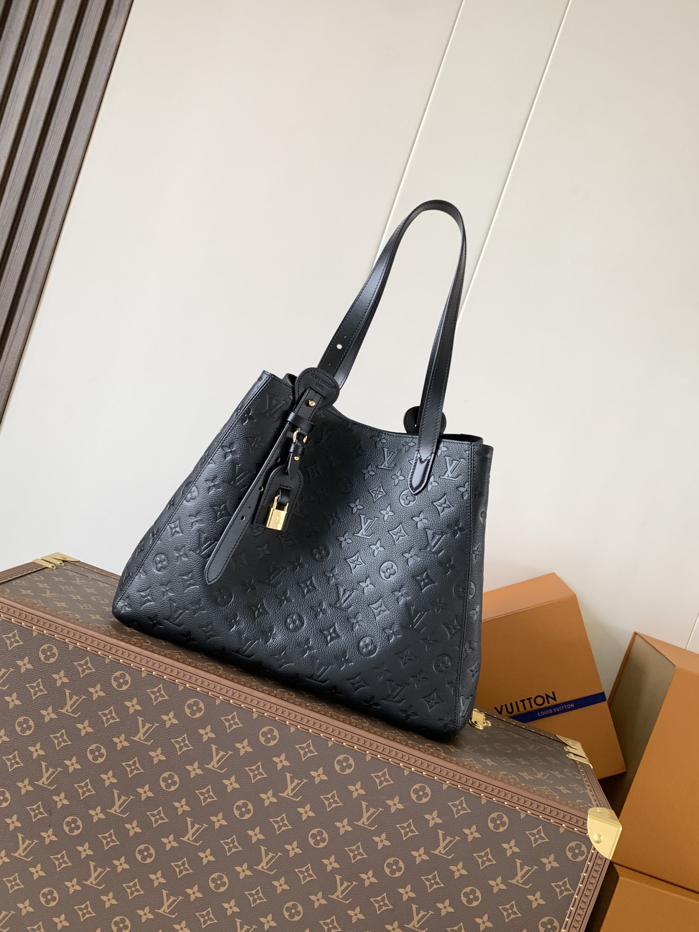 Louis Vuitton True to its name, this medium-sized "All In One" handbag is designed to be versatile, effortlessly transforming into either a tote or a Hobo bag.