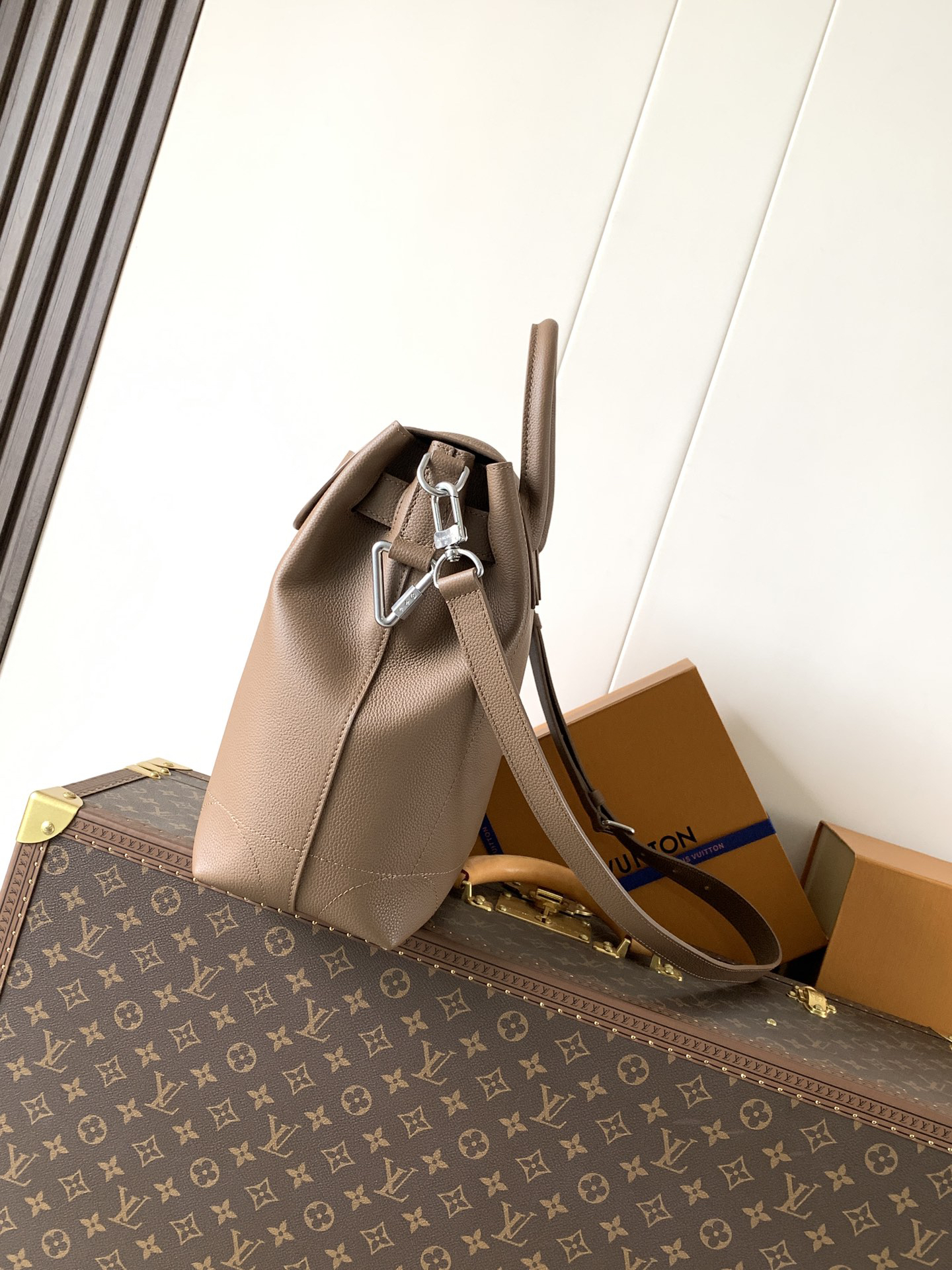 Louis Vuitton This Steamer 30 bag reimagines the century-old classic Steamer—a style that has remained popular for a hundred years—in LV Touch cowhide.