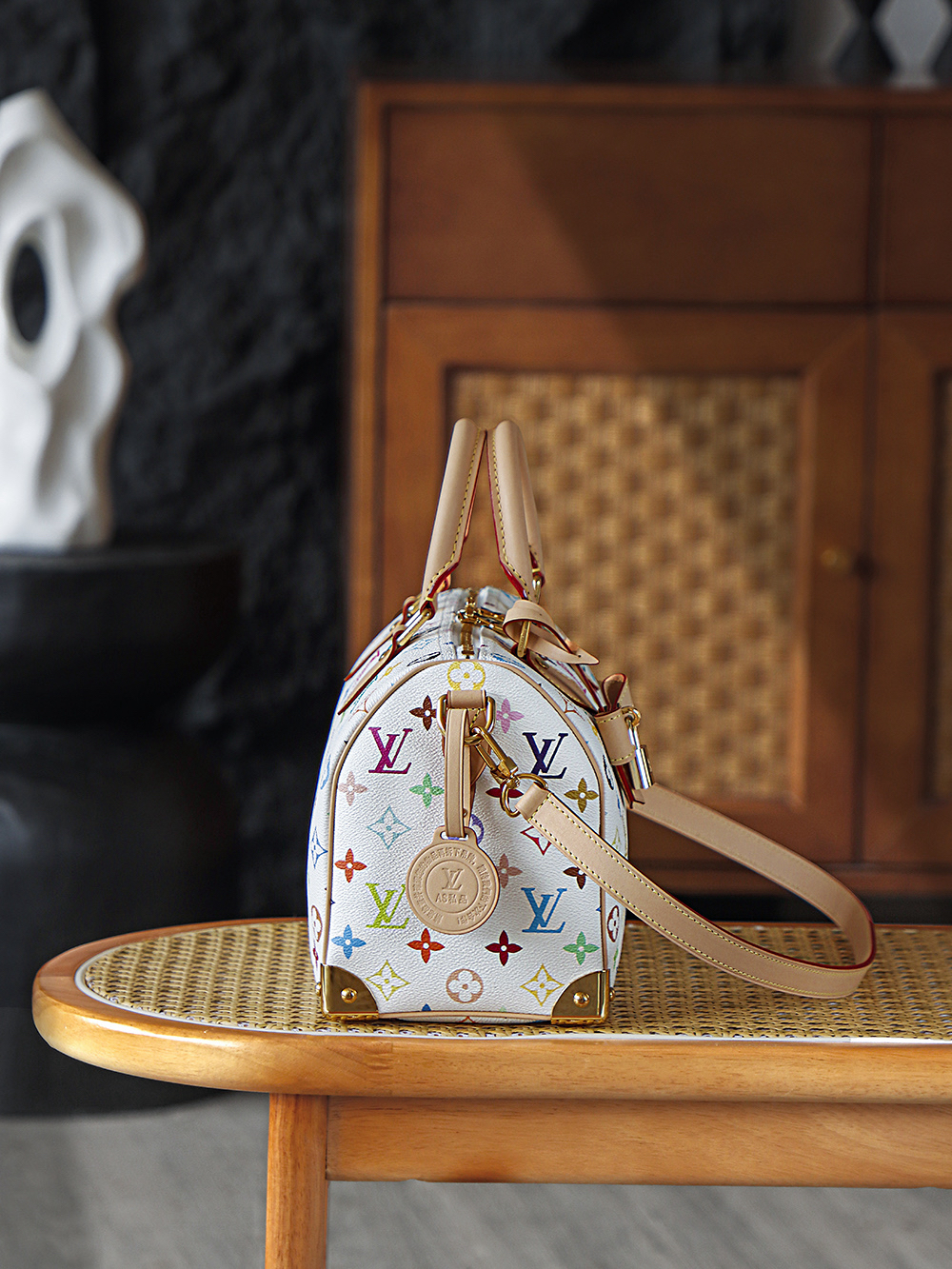 Louis Vuitton The Speedy 25 Tricolor inherits the elegant soul of the classic Speedy series.