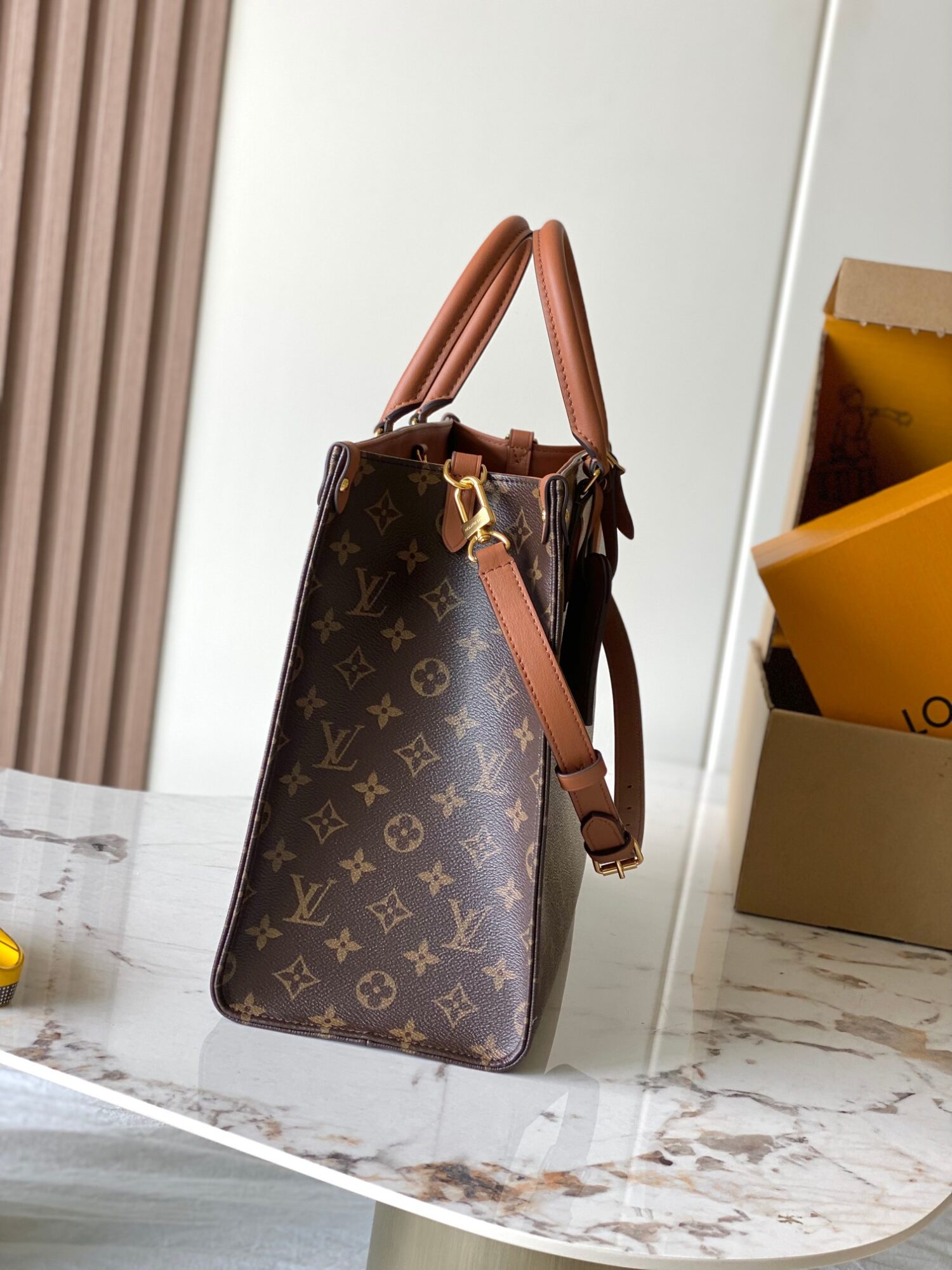 Louis Vuitton This ONTHEGO ORGANIZER handbag