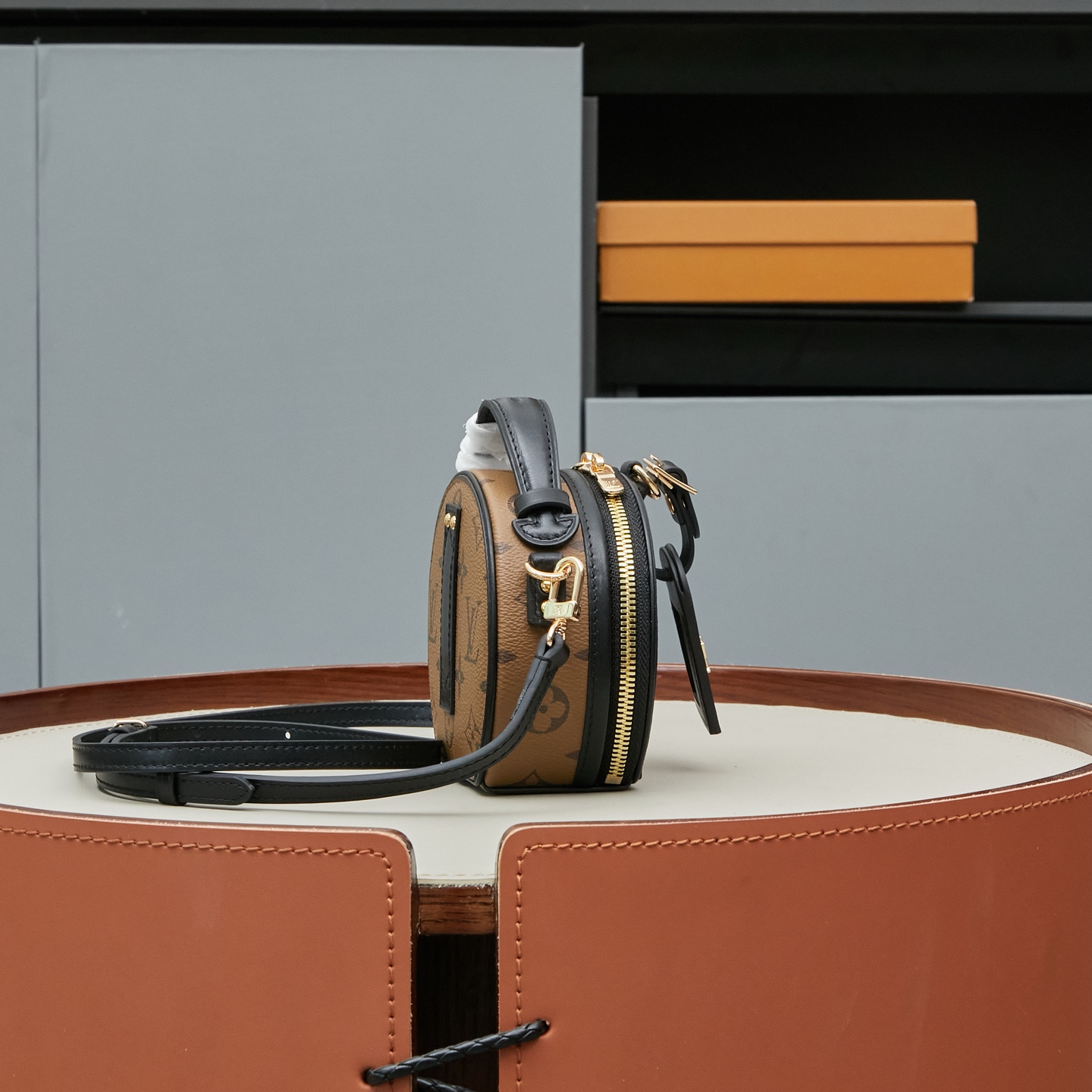 Louis Vuitton Exclusive Real Shots: M44699 (Classic Monogram) & M68276 (Yellow Monogram). The Mini Boîte Chapeau handbag features a classic silhouette crafted from Monogram canvas.