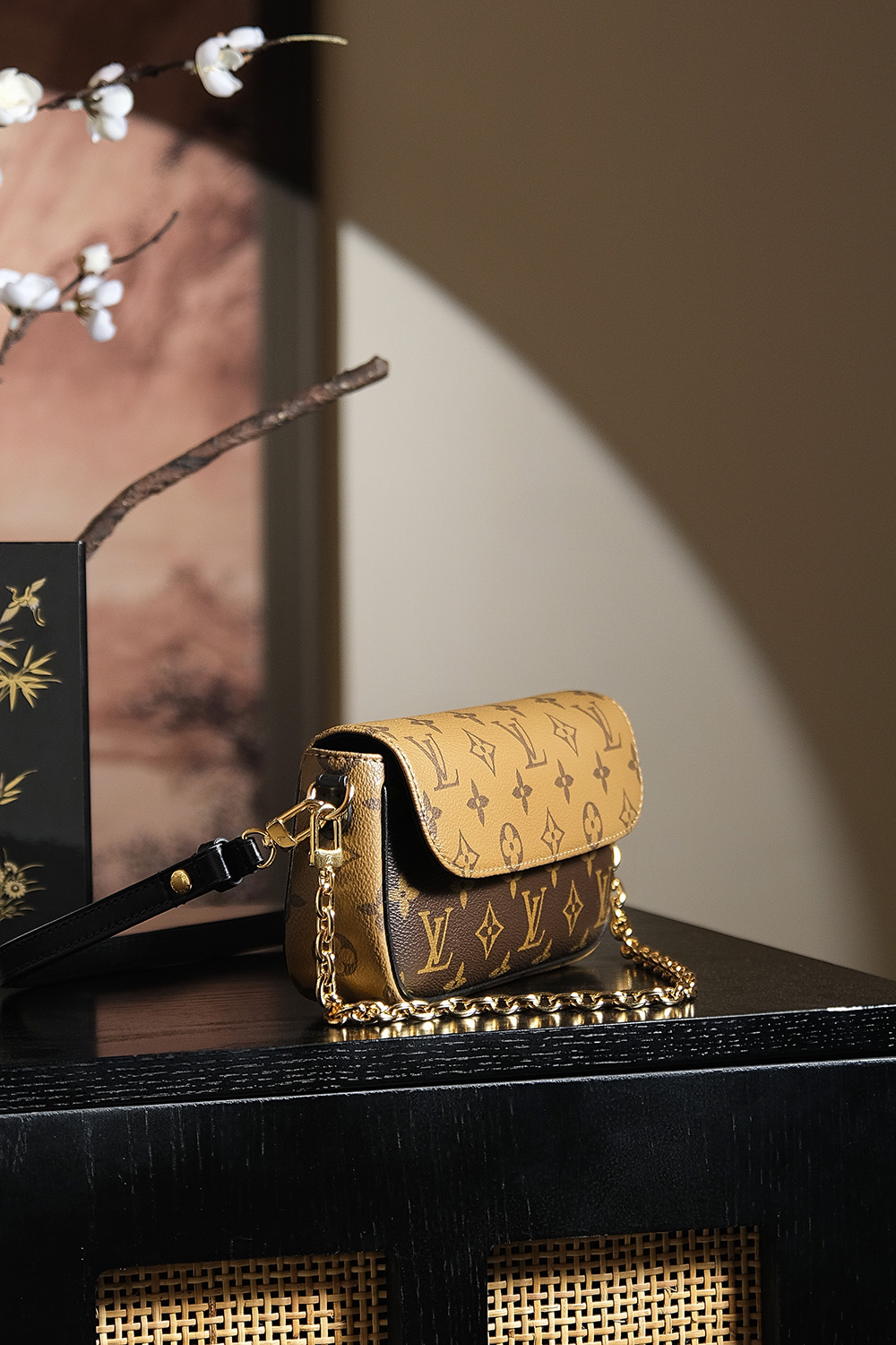 Louis Vuitton Looking back, here once again is a massive hit from the "Treasured Series"—featuring a stunning colorway perfectly suited for warm skin tones. 𝐋𝐯𝐲 𝐰𝐨𝐜: An exquisite, chic, and stylish piece.