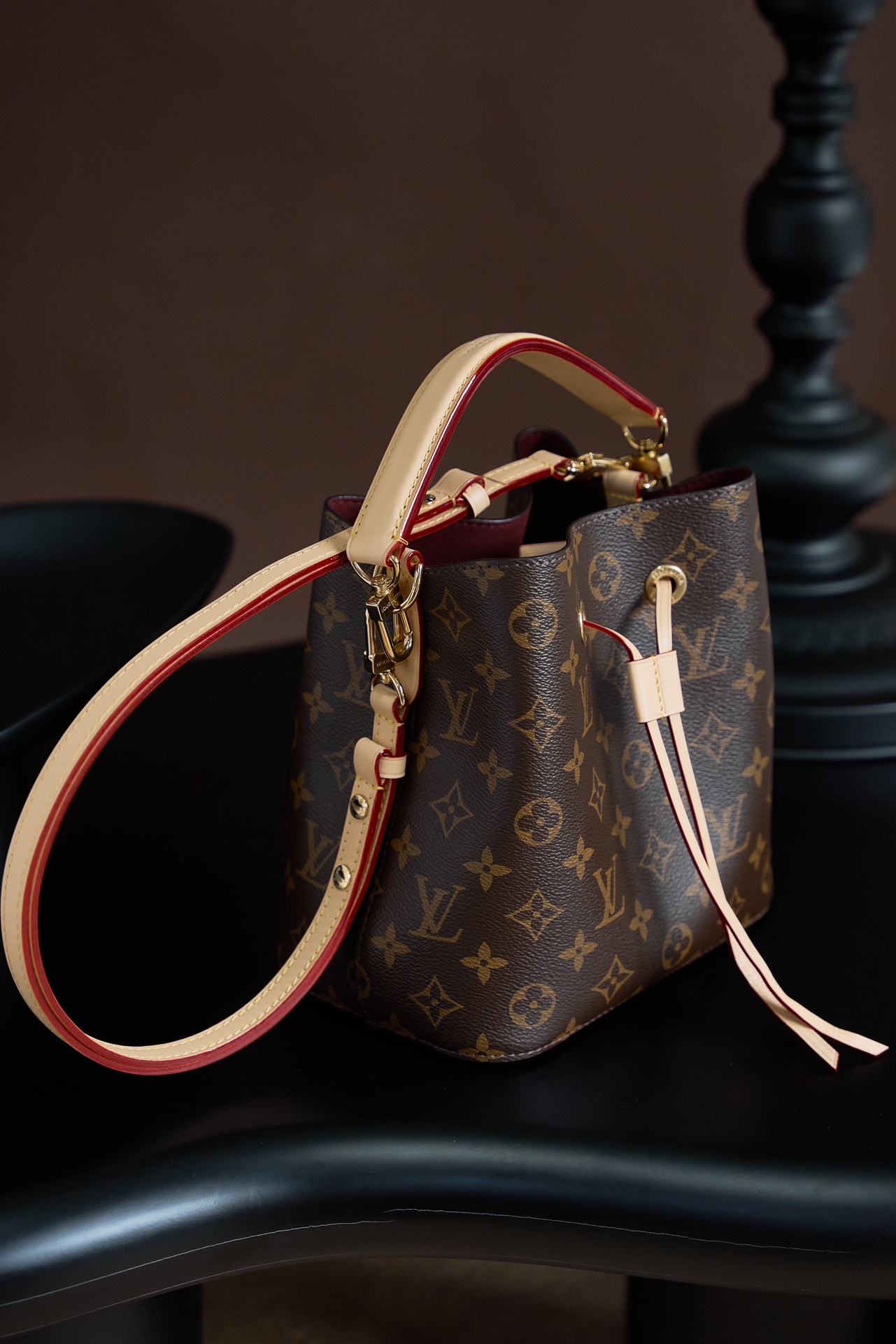 Louis Vuitton This model features custom craftsmanship inspired by Italian manufacturing standards, dynamic rolling code technology, and exclusive factory-original fabrics.