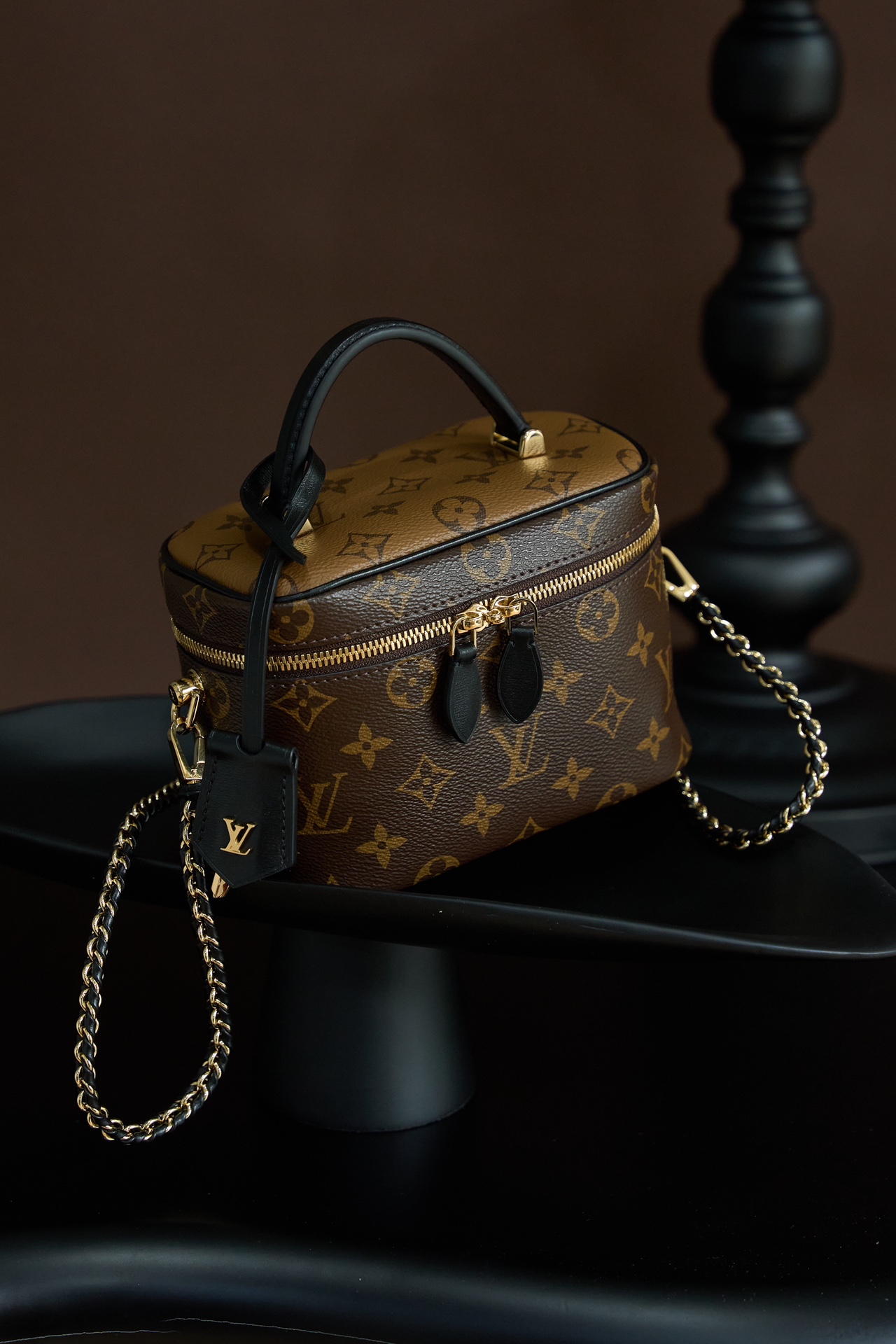 Louis Vuitton This model features custom craftsmanship inspired by Italian manufacturing standards, dynamic rolling code technology, and exclusive factory-original fabrics.