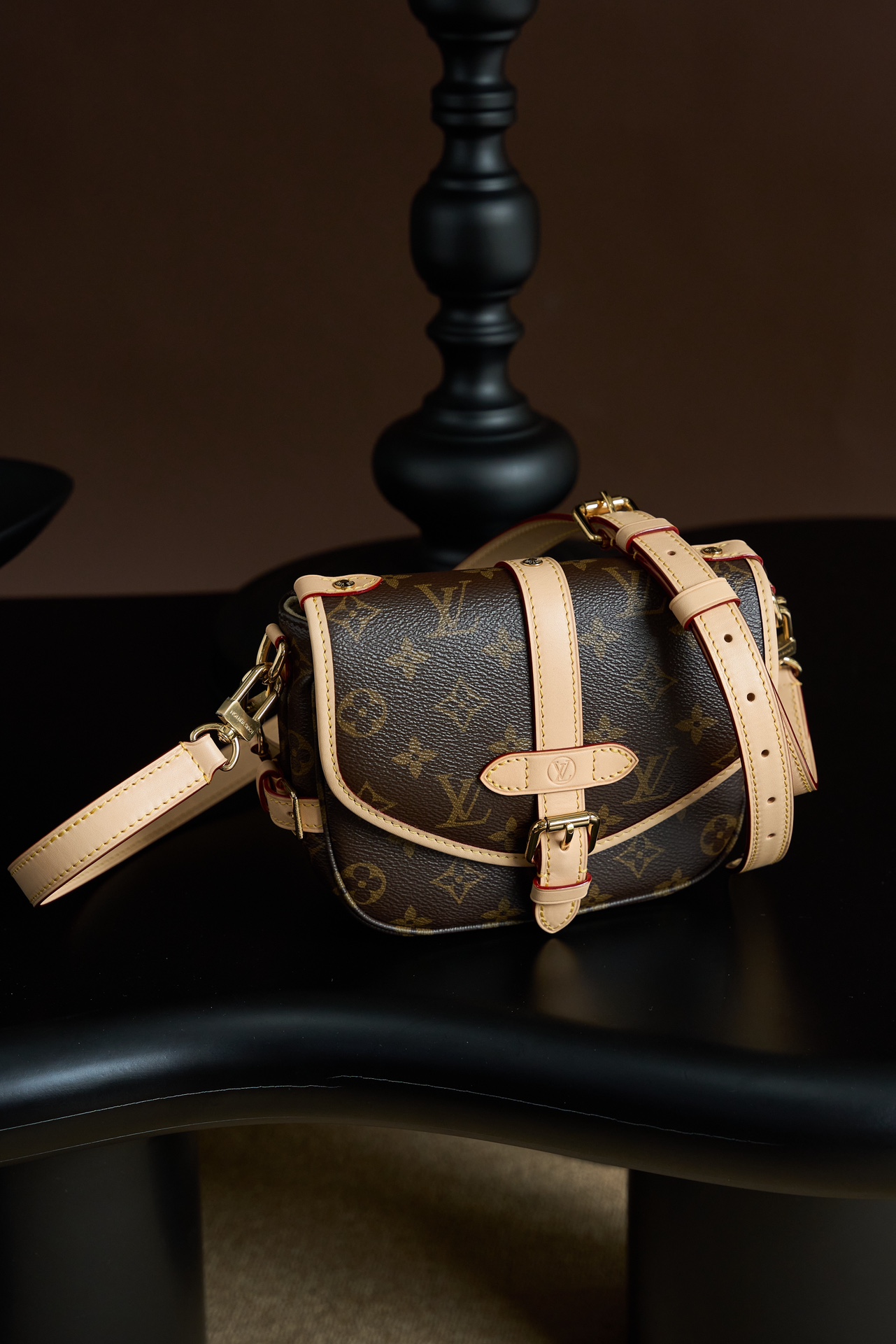 Louis Vuitton This model features custom craftsmanship inspired by Italian manufacturing standards, dynamic rolling code technology, and exclusive factory-original fabrics.