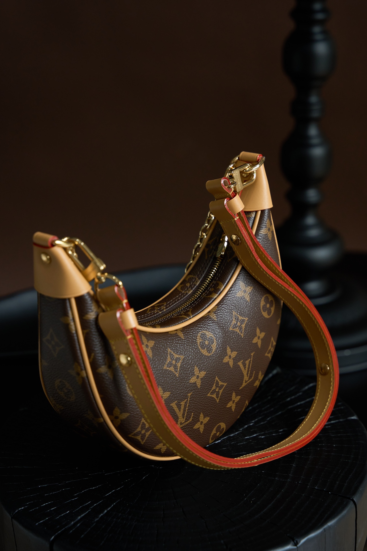 Louis Vuitton This model features custom manufacturing based on French standards, dynamic rolling code technology, and original-spec fabric.