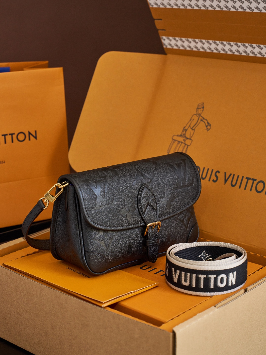 Louis Vuitton This model features custom craftsmanship inspired by Italian manufacturing traditions, dynamic rolling code technology, and exclusive fabrics sourced directly from the original manufacturer.