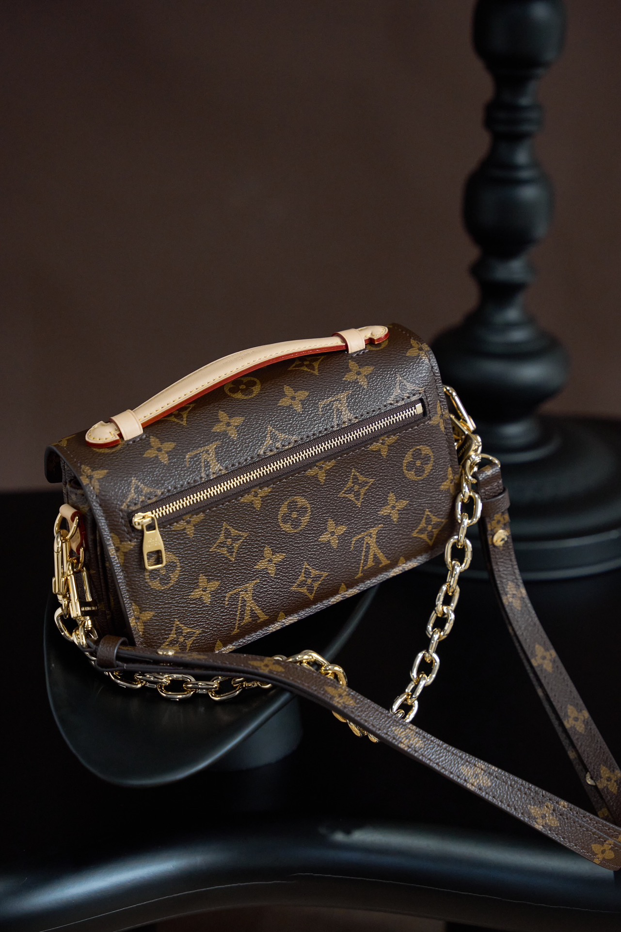 Louis Vuitton This model features custom craftsmanship inspired by Italian manufacturing standards, dynamic rolling code technology, and exclusive factory-original fabrics.