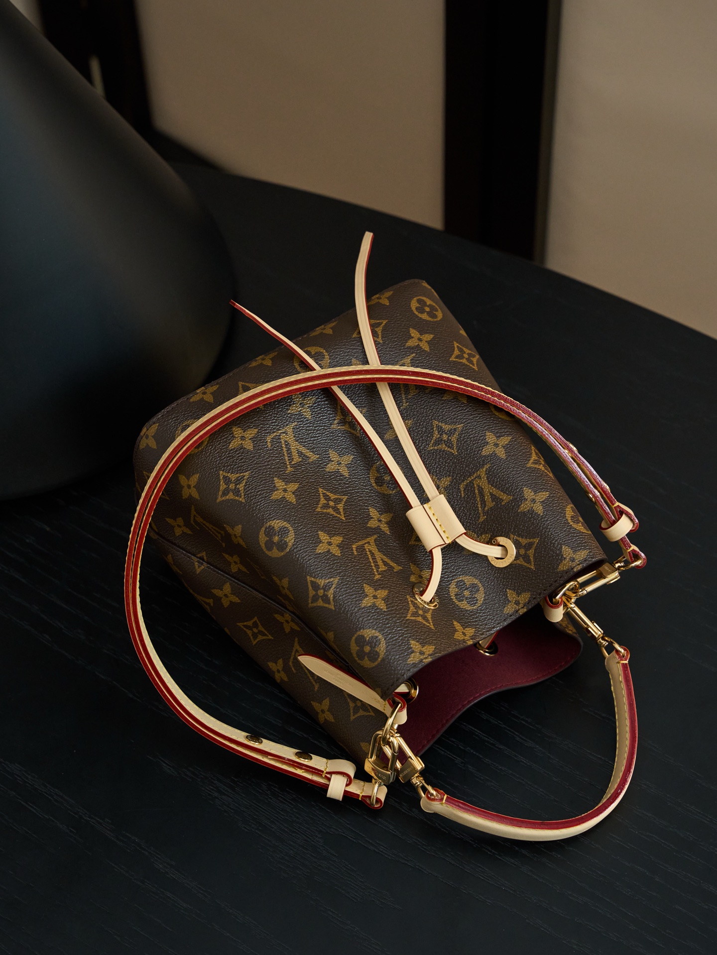 Louis Vuitton This model is crafted using custom French manufacturing techniques, features dynamic rolling code chip technology, and utilizes original-spec fabric.