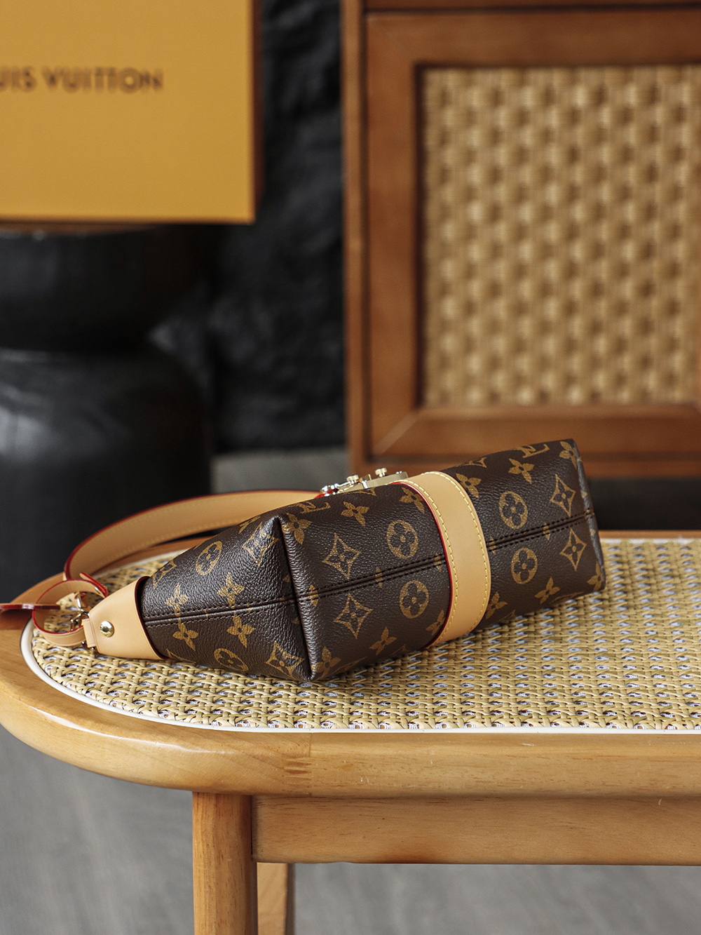 Louis Vuitton The Pochette Mia lunchbox bag delivers a stunning visual impact, exuding an air of vintage chic that is off the charts. Its magnetic S-lock clasp serves not only as a decorative accent but also as a symbol of exquisite craftsmanship and quality.
