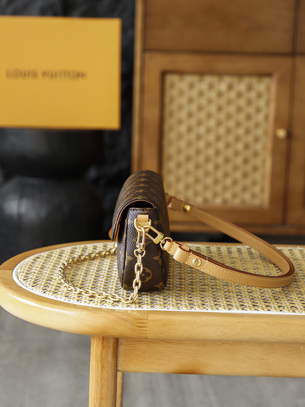 Louis Vuitton In recent years, the Y2K retro trend has continued to gain momentum; Ivy was born at the intersection of this retro resurgence and modern practicality.