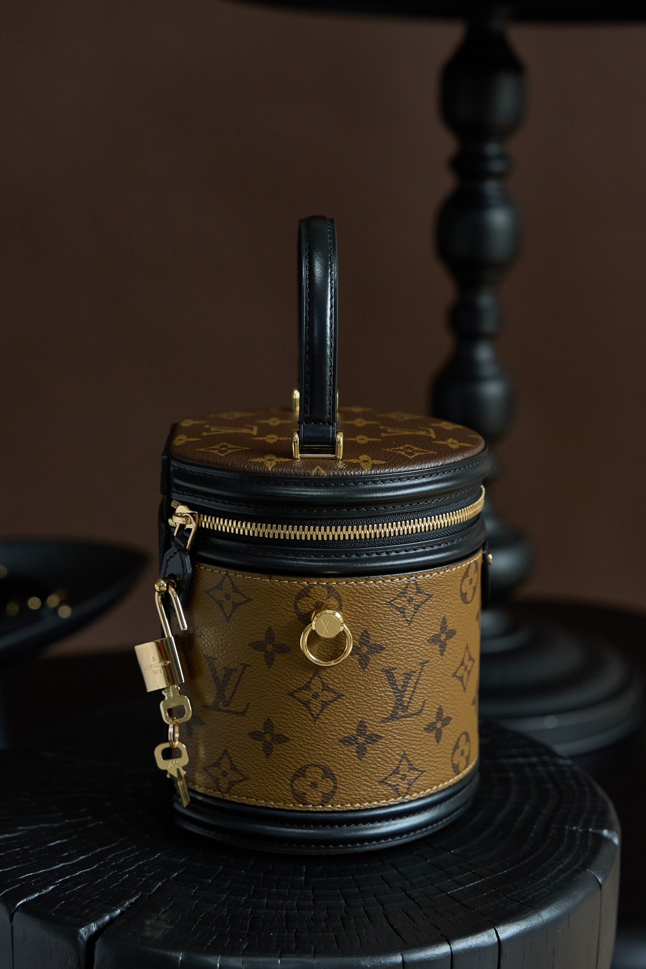 Louis Vuitton This model is crafted using custom French manufacturing techniques and features a dynamic rolling-code chip; it utilizes authentic, model-specific fabric and exclusive, original-spec hardware—constructed from all-steel with a light gold electroplated finish—ensuring perfect color and finish consistency.