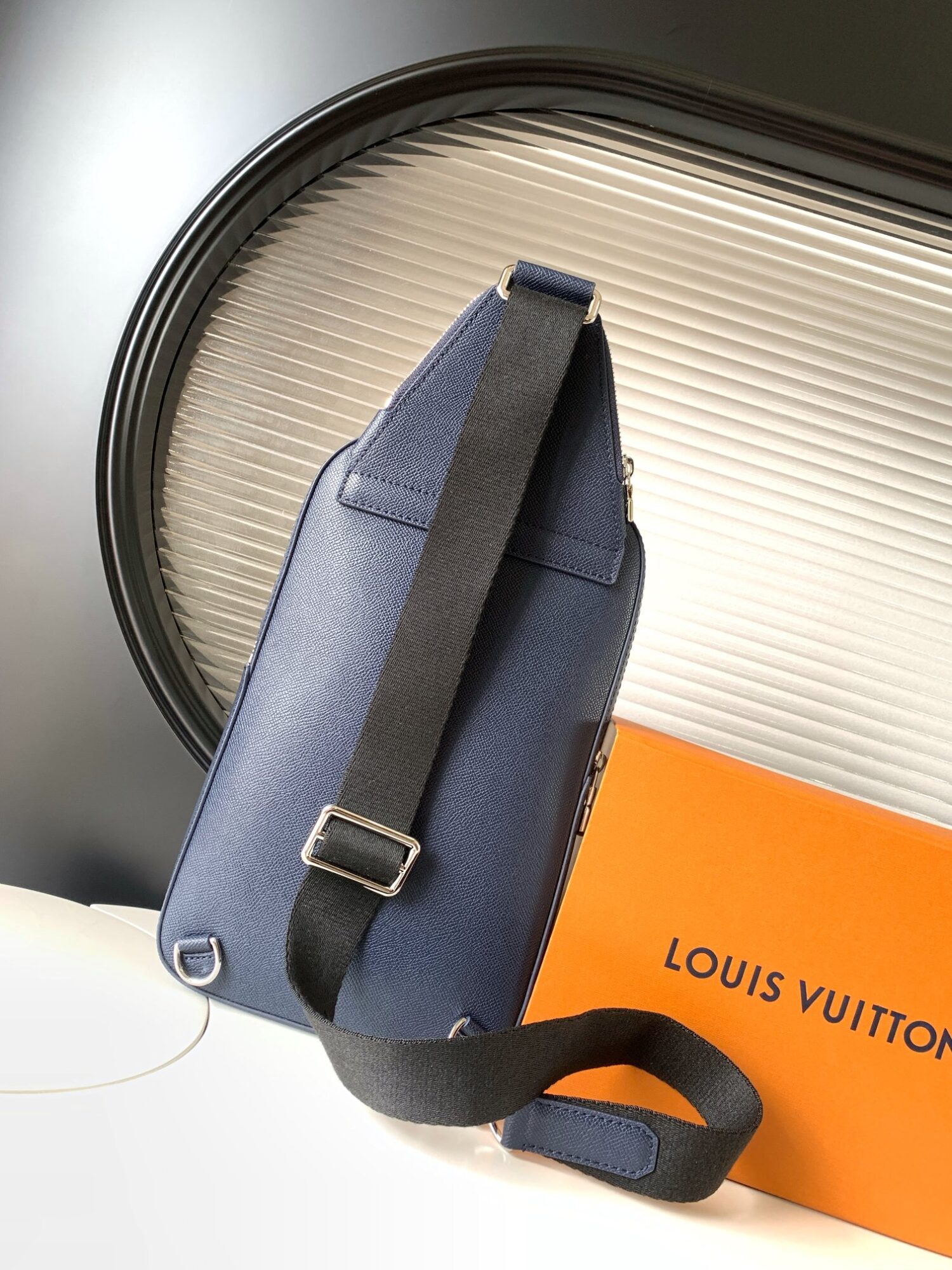 Louis Vuitton M30971 Midnight Blue This Avenue shoulder bag is made of Taïga cowhide leather.